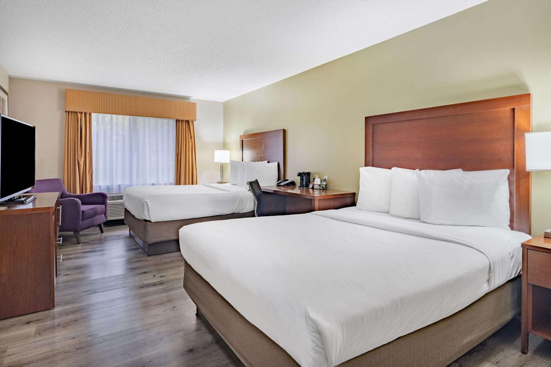 Baymont by Wyndham Gurnee interior in Gurnee, IL — gallery photo 2
