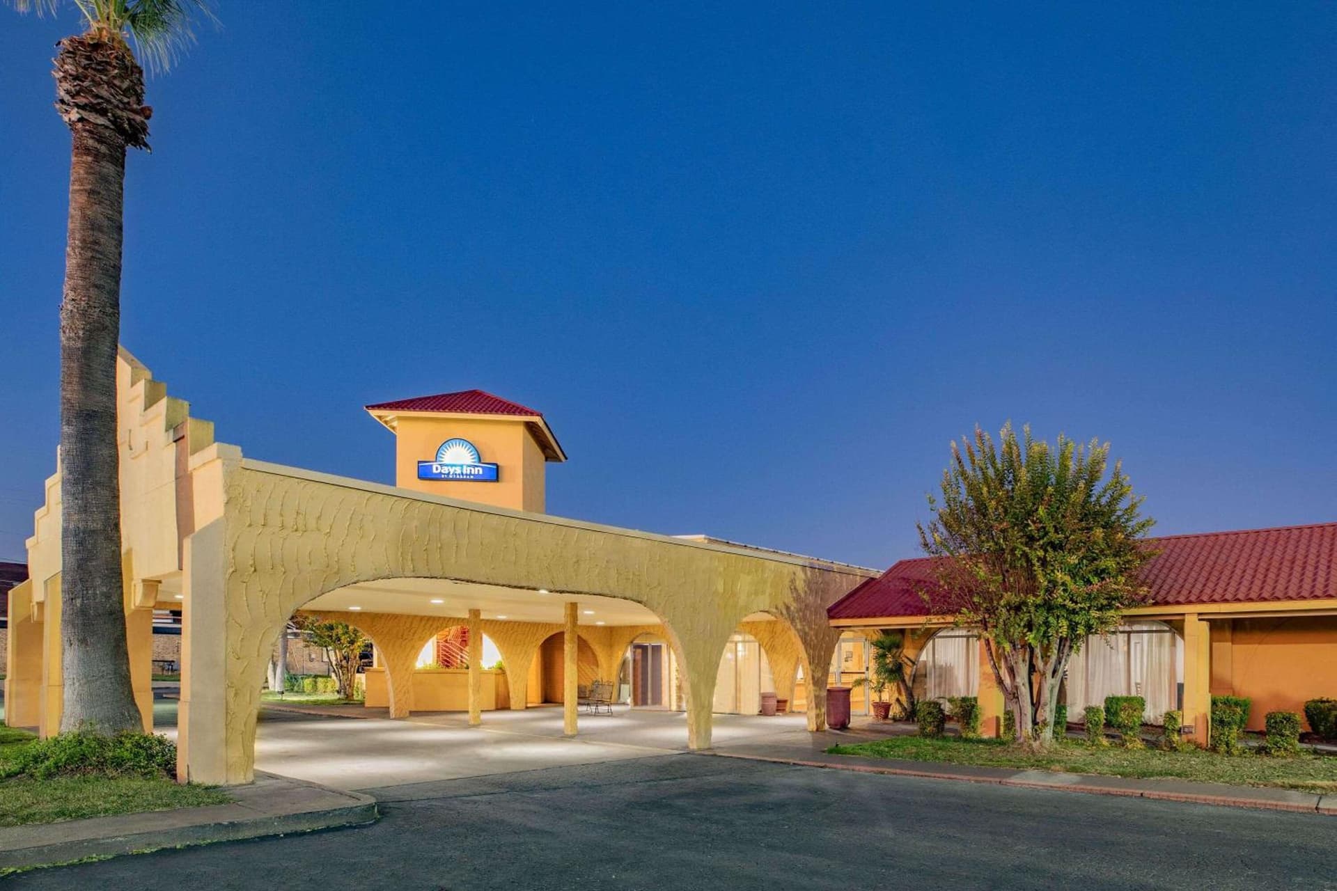 Days Inn by Wyndham Del Rio interior in Del Rio, TX — gallery photo 2
