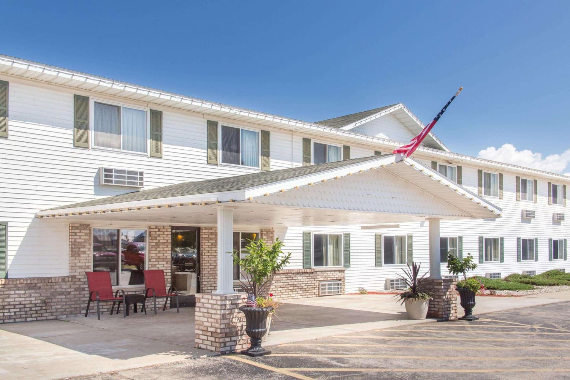 Super 8 by Wyndham Escanaba featured exterior or lobby in Escanaba, MI — similar hotel