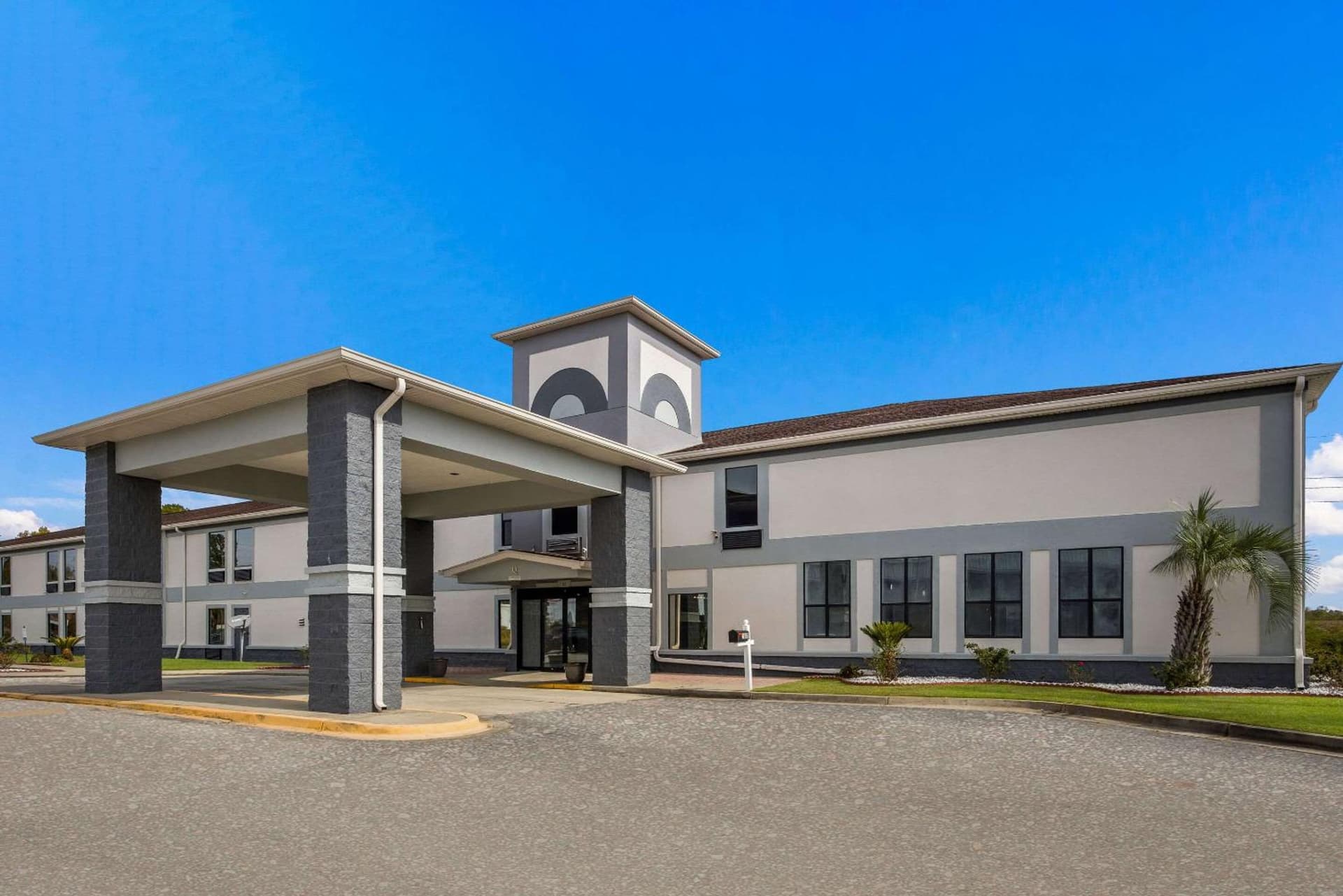 Quality Inn Moultrie featured exterior or lobby in Moultrie, GA — similar hotel