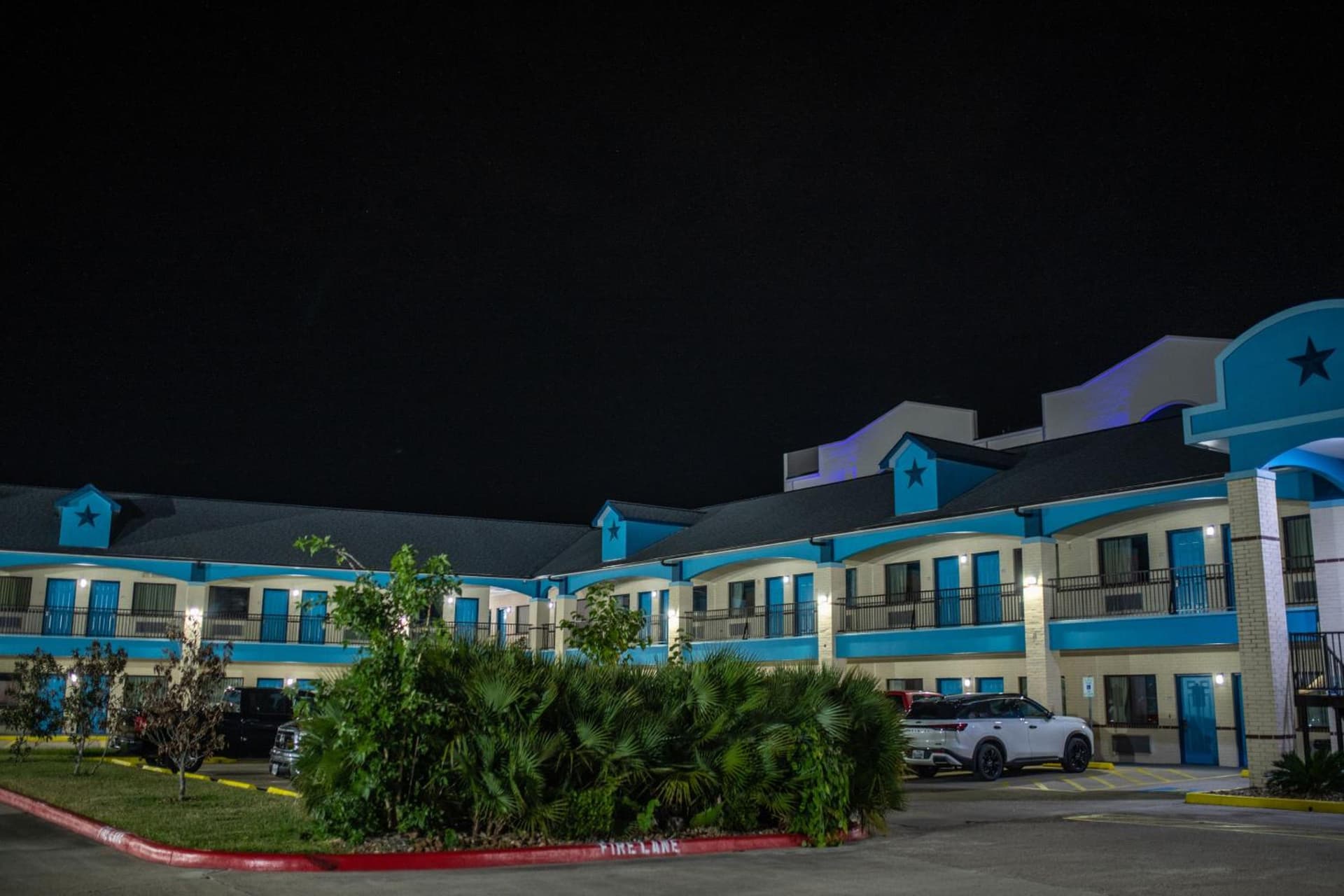 Hotel Bliss Kemah property views in Kemah, TX — gallery photo 3