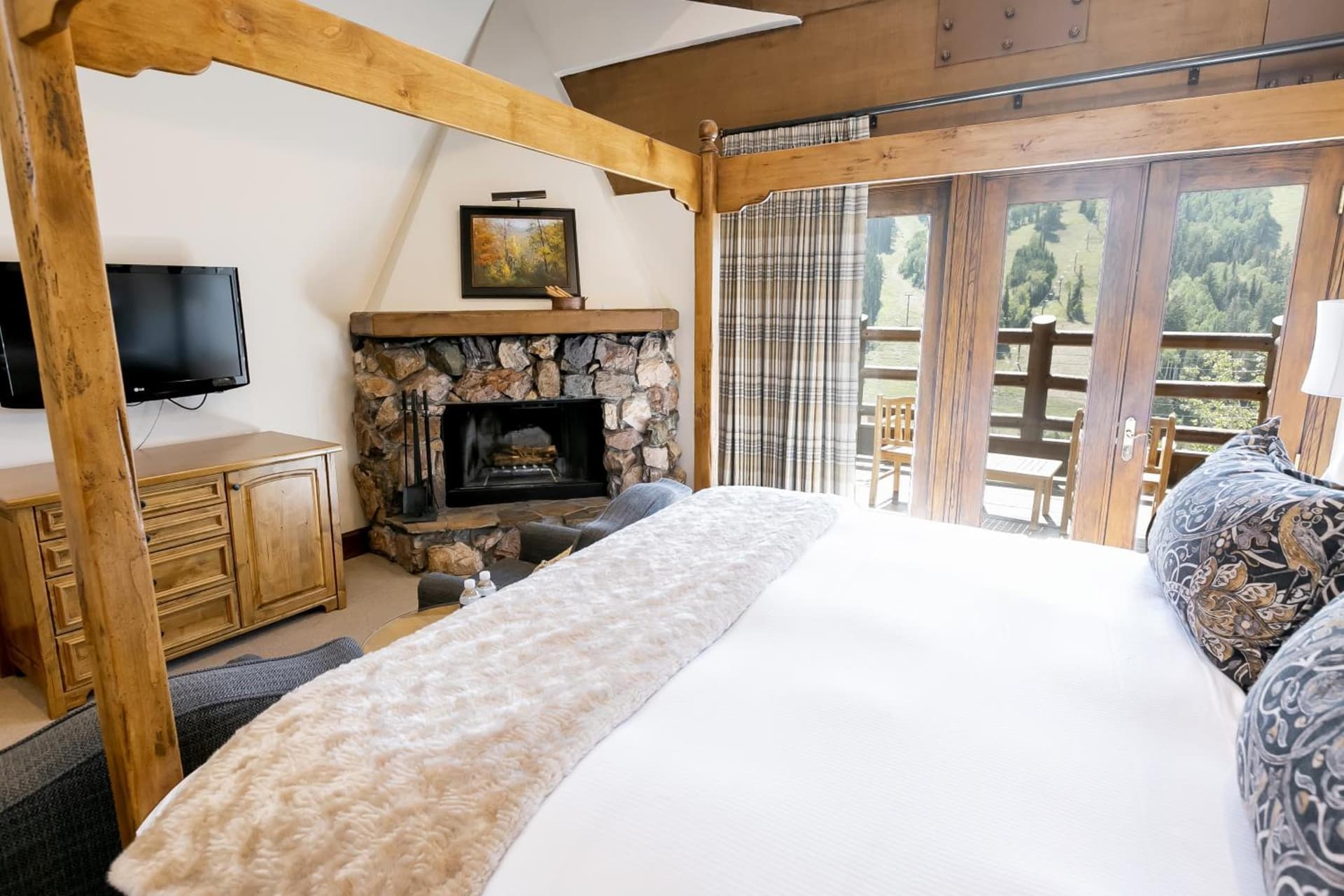 Main Lodge Luxury King Room with Hot Tub featured exterior or lobby in Park City, UT — similar hotel