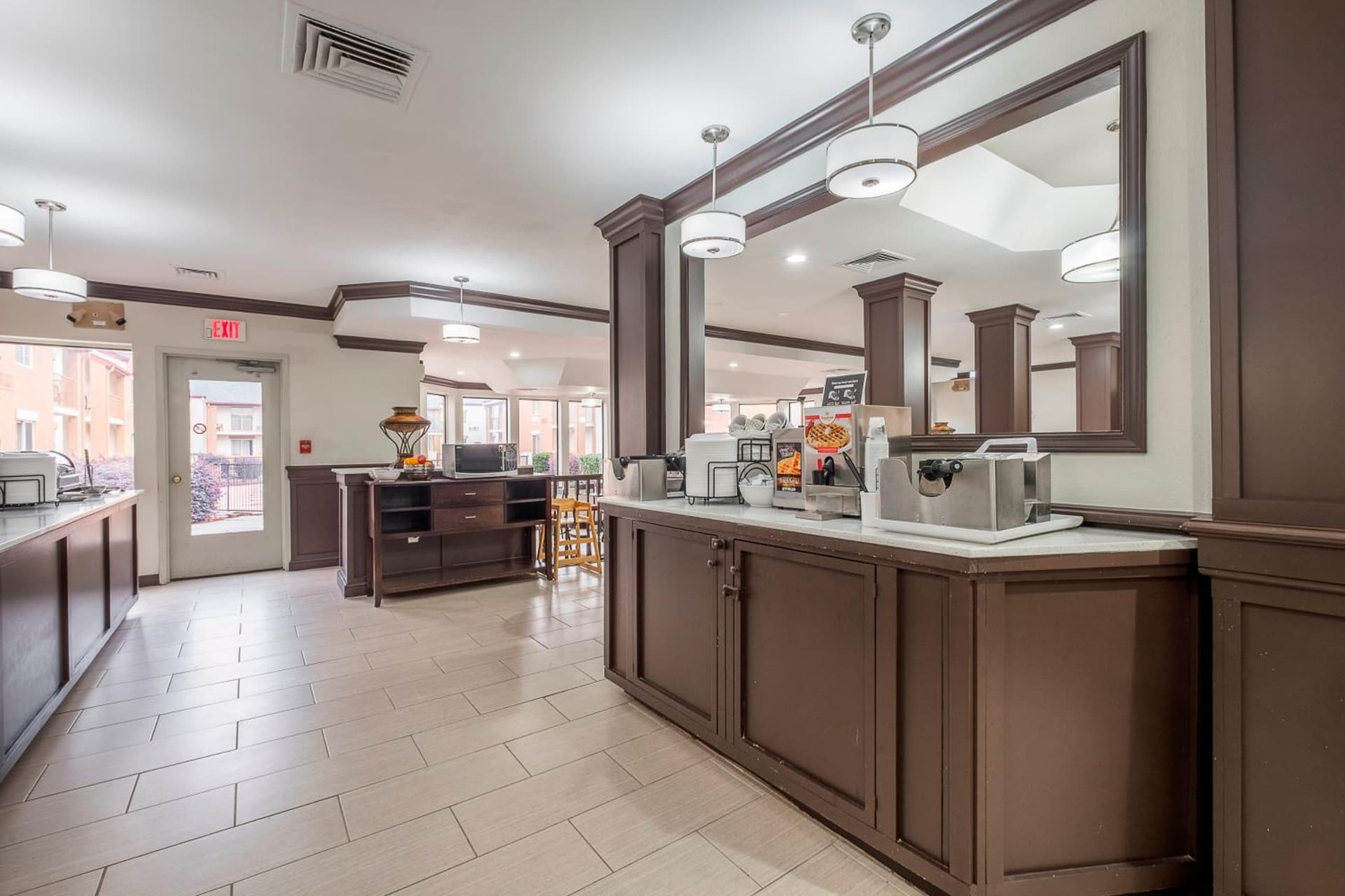 Red Roof Inn PLUS+ & Suites Knoxville West - Cedar Bluff gallery photo in Knoxville, TN — image 21