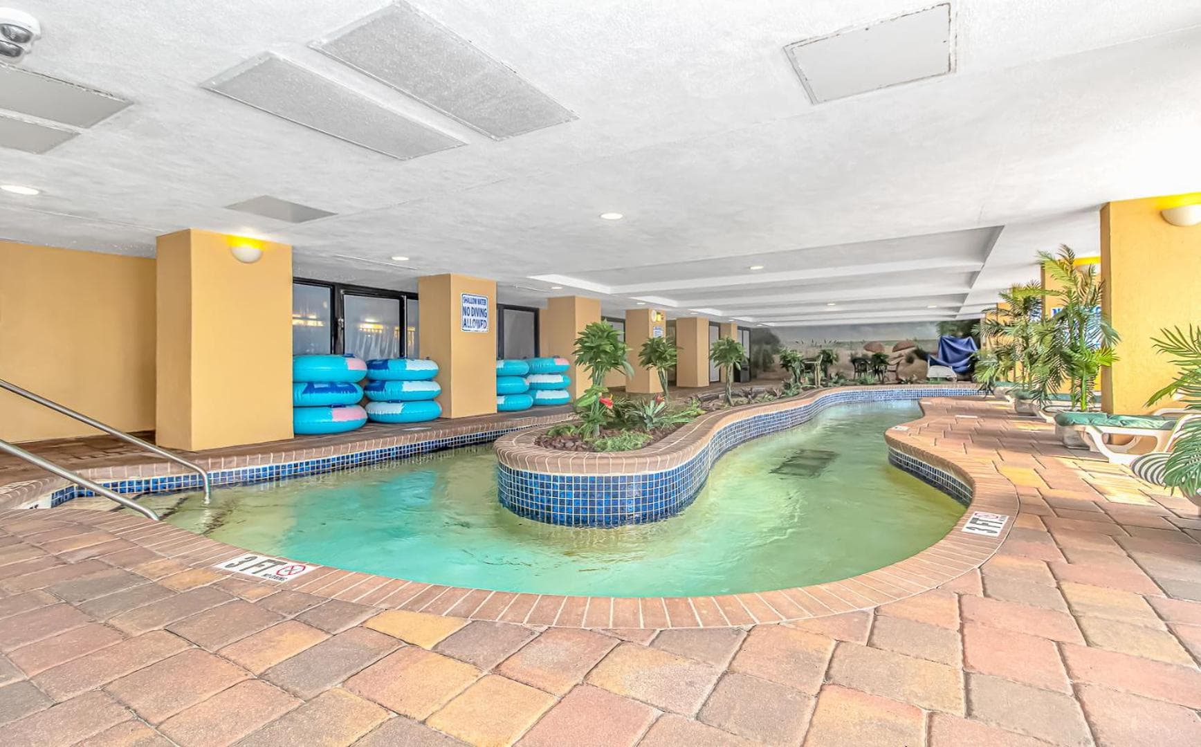 Oceanfront 1Bedroom Suite Sleeps 6 Holiday Pavilion Condominium Tower 311 interior in Myrtle Beach, SC — gallery photo 2