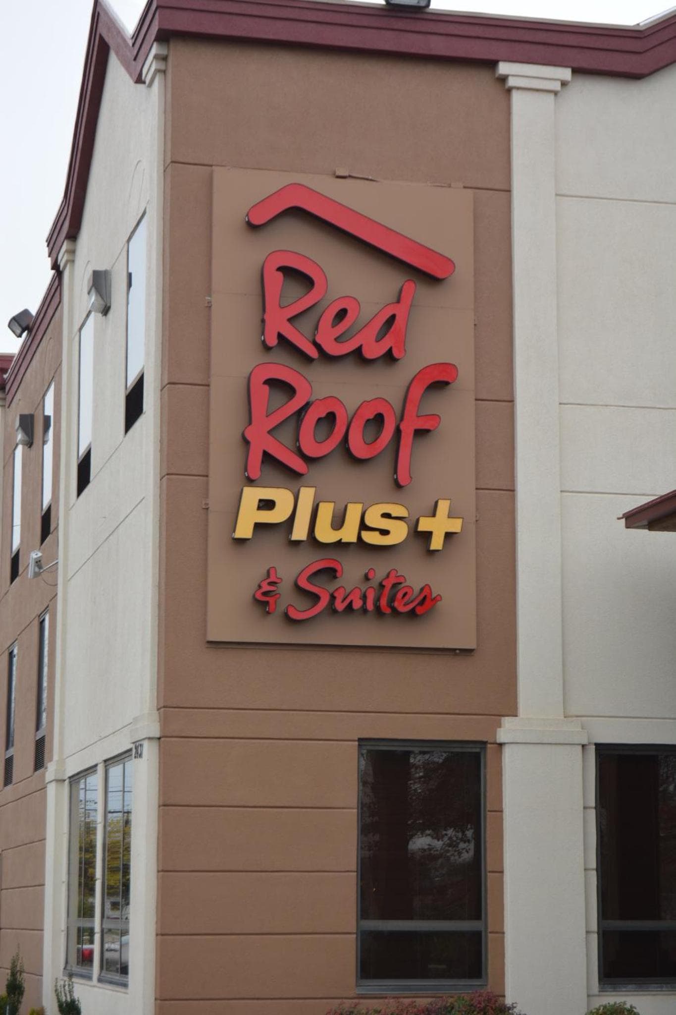 Red Roof Inn PLUS+ & Suites Chattanooga - Downtown interior in Chattanooga, TN — gallery photo 2