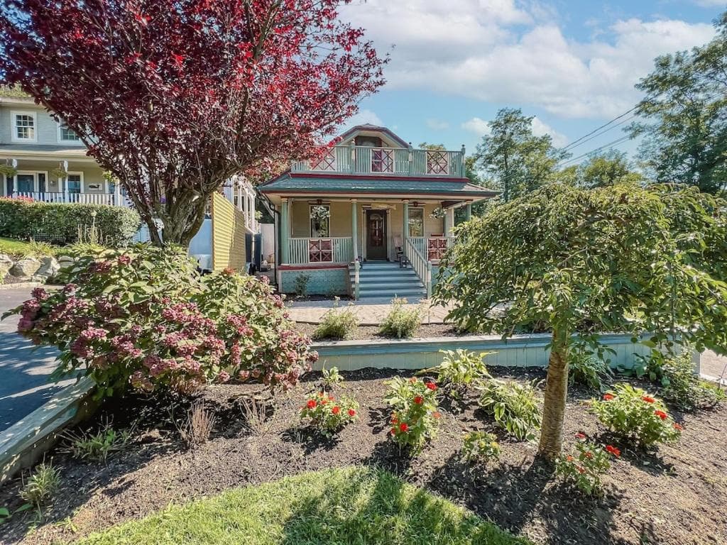 New Listing ! Captain's Cottage - Cold Spring Harbor Water Views featured exterior or lobby in Cold Spring Harbor, NY — similar hotel