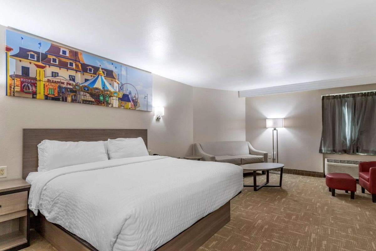 Clarion Pointe Galveston Seawall gallery photo in Galveston, TX — image 19