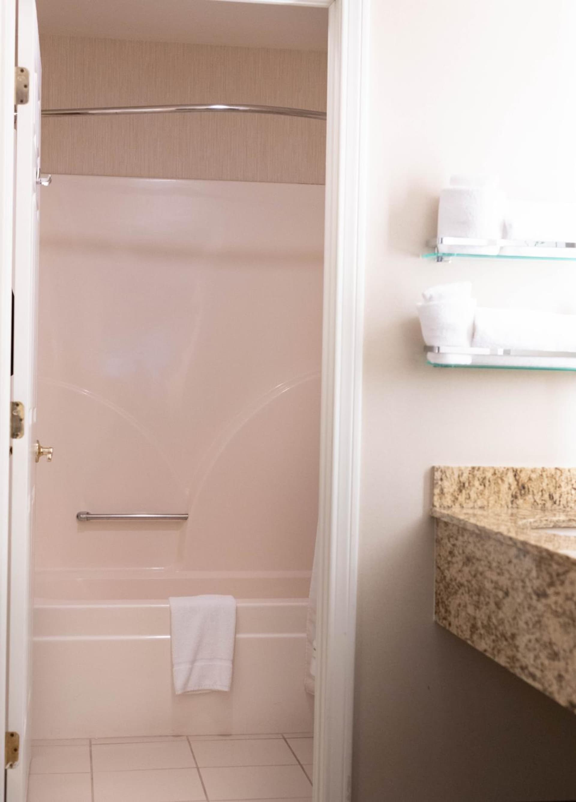 Hawthorn Suites by Wyndham Erie interior in Erie, PA — gallery photo 2