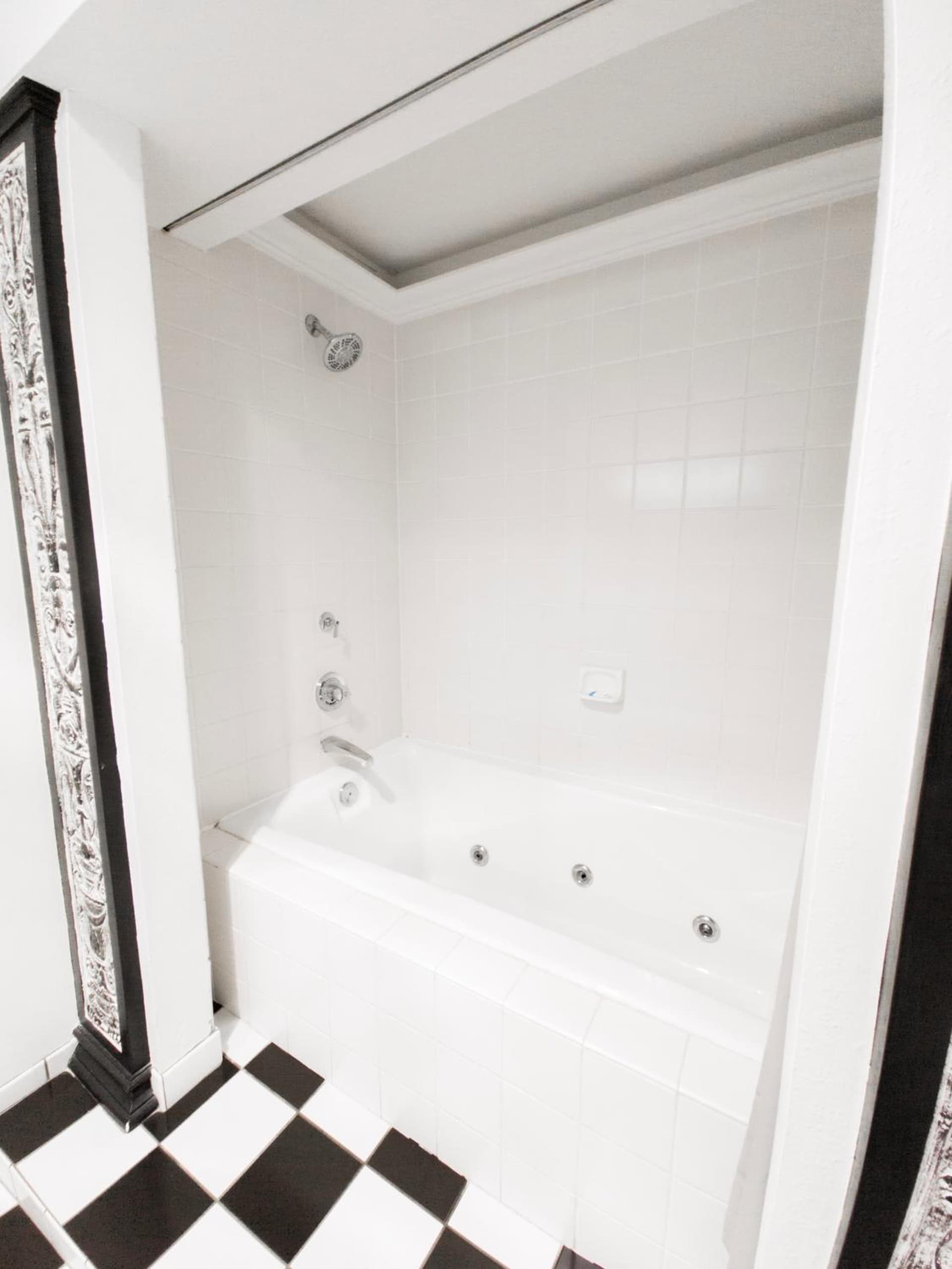 Nuks Executive Suites gallery photo in De Pere, WI — image 86