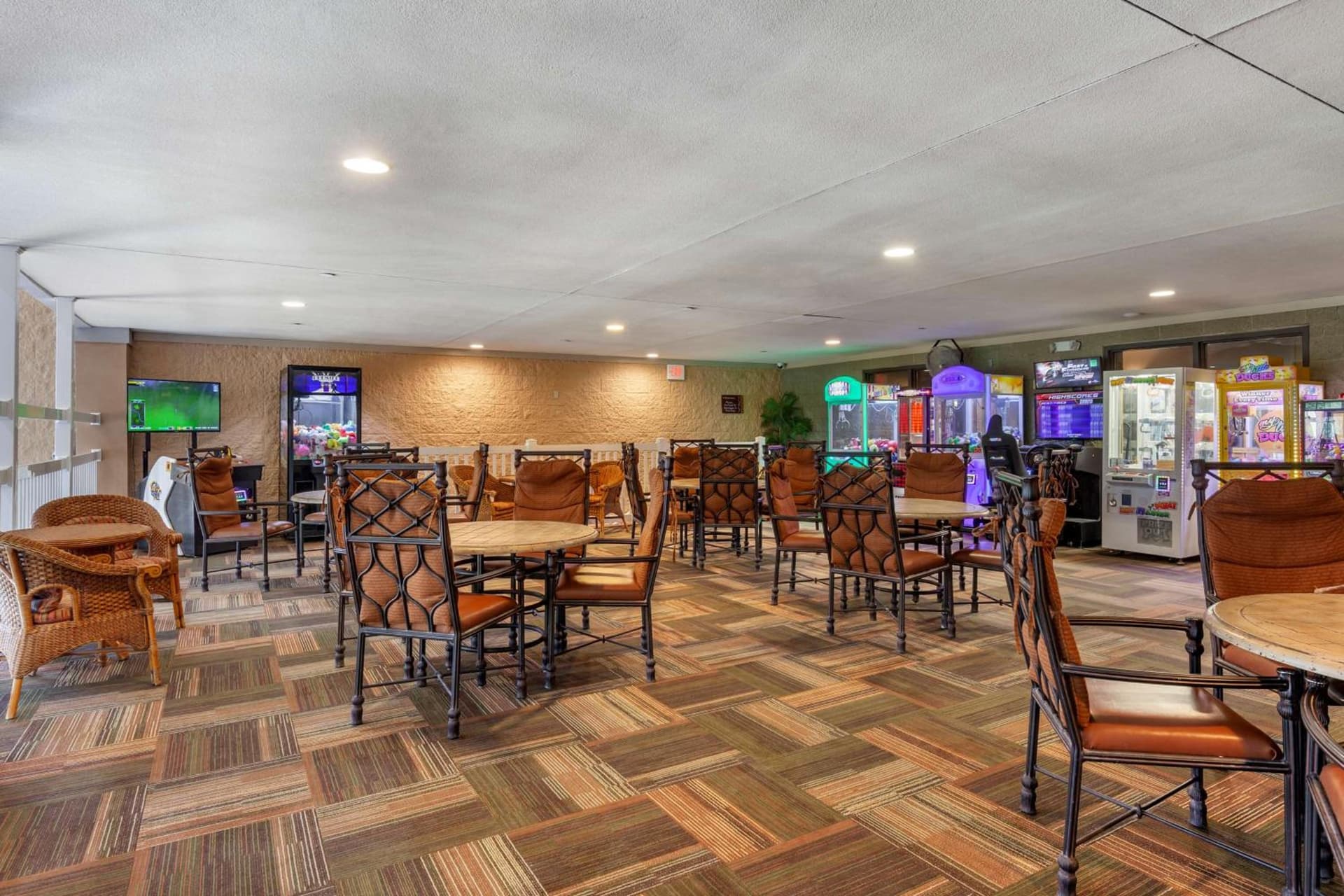 Best Western Premier Bridgewood Hotel Resort interior in Neenah, WI — gallery photo 2
