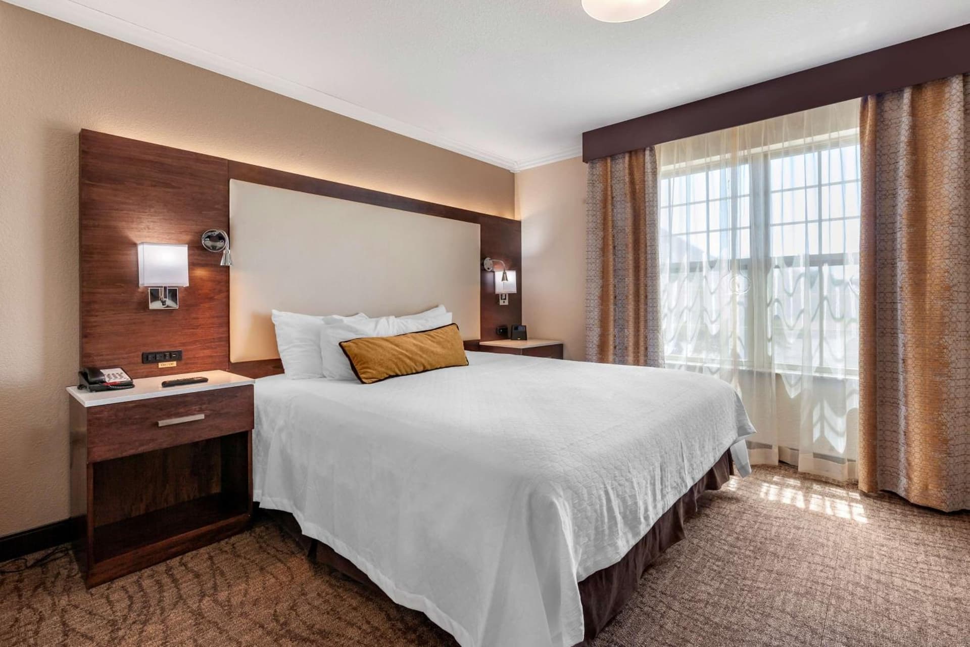 Best Western Premier Bridgewood Hotel Resort property views in Neenah, WI — gallery photo 3