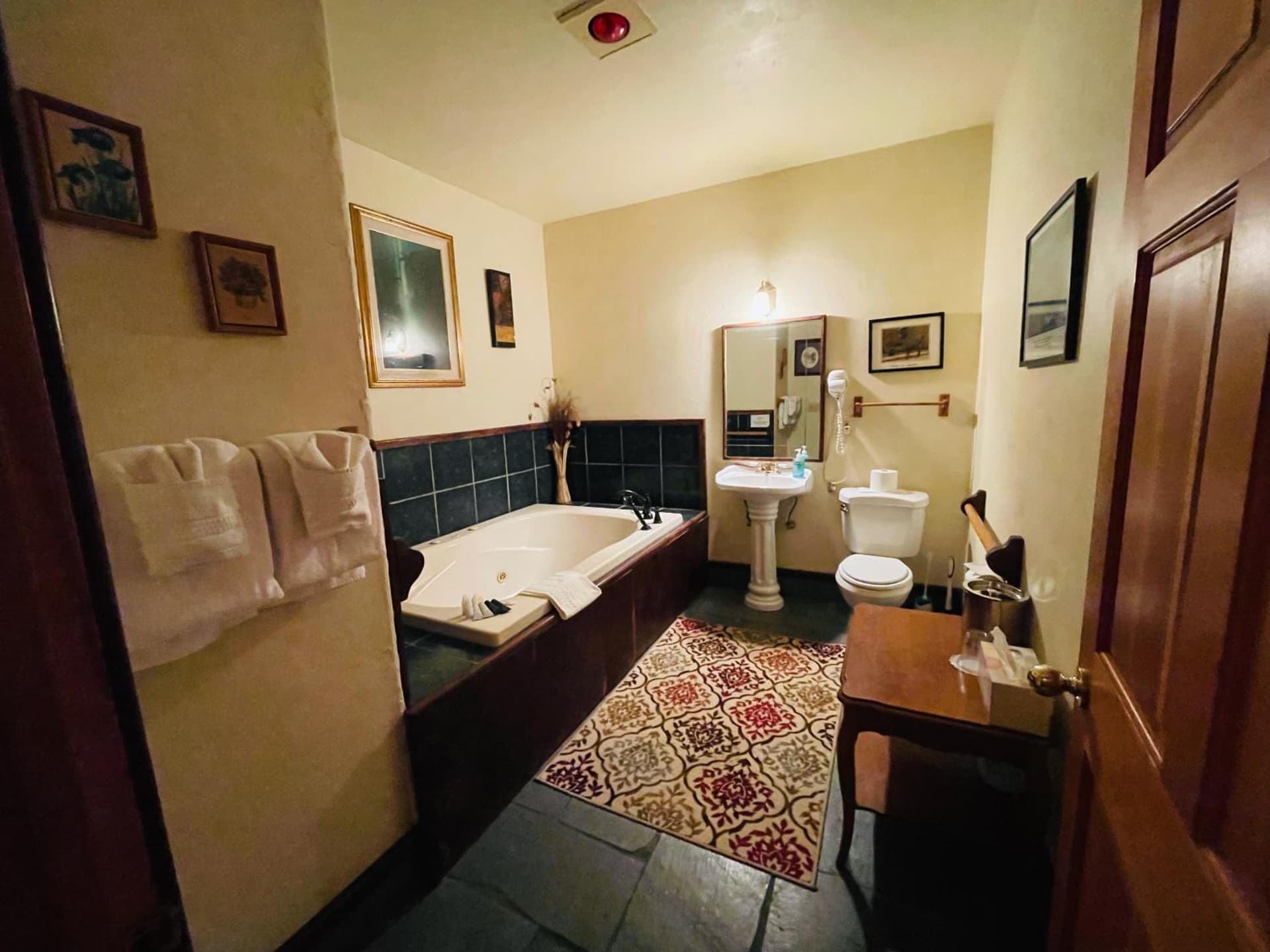 The Lindsay Lodge interior in Applegate — gallery photo 2