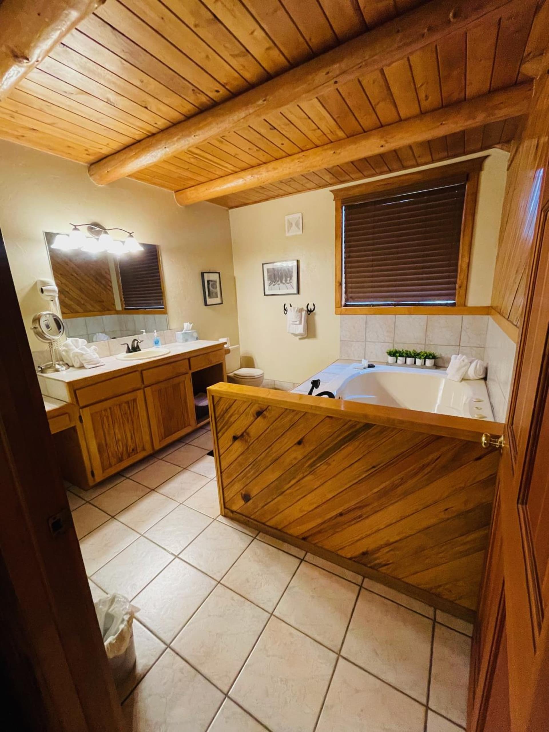 The Lindsay Lodge gallery photo in Applegate — image 9