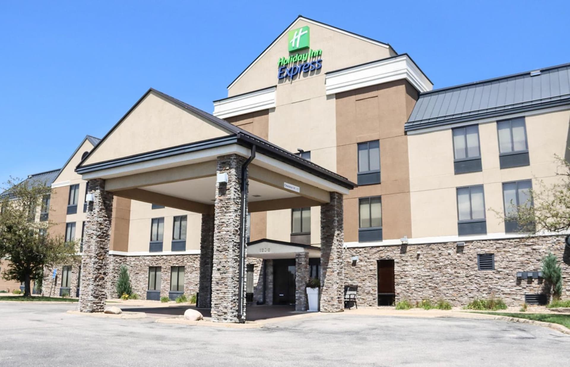 Holiday Inn Express Cedar Rapids - Collins Road by IHG exterior or lobby in Cedar Rapids, IA — main listing photo