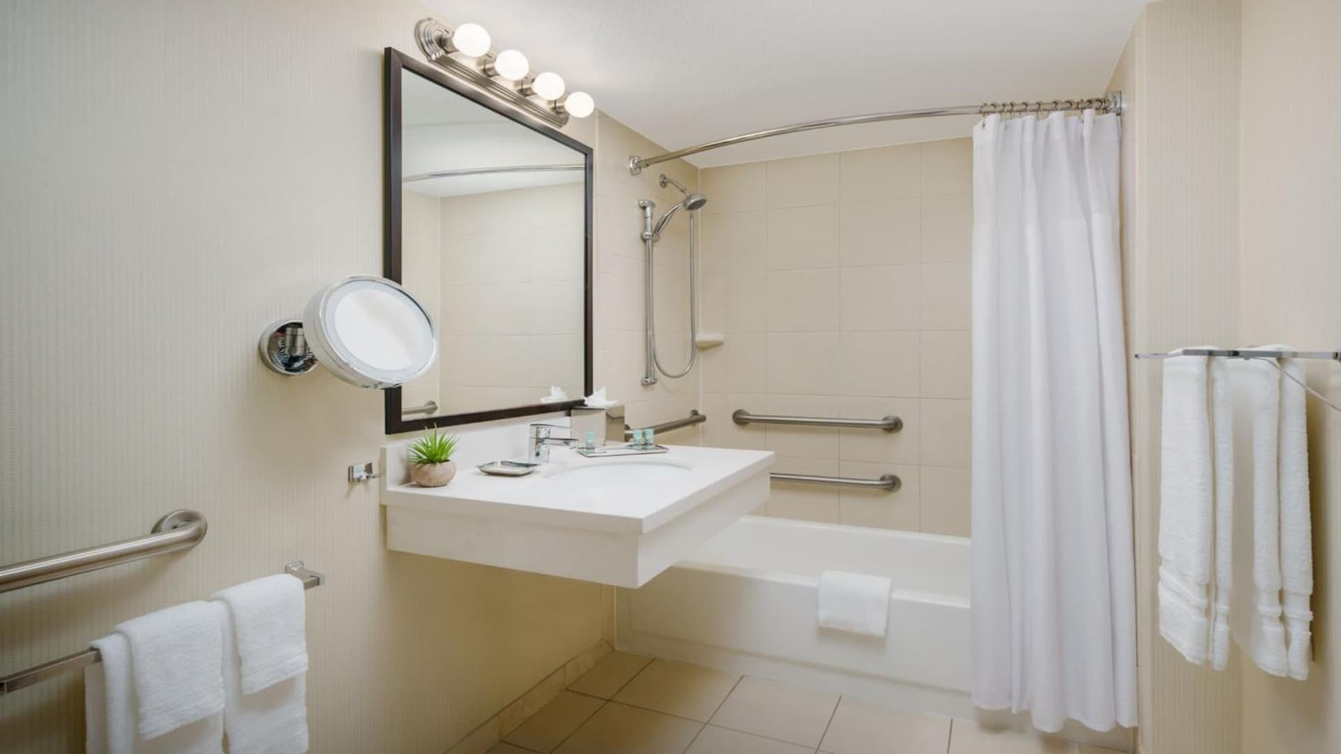 Crowne Plaza Phoenix Airport - PHX by IHG gallery photo in Phoenix, AZ — image 6