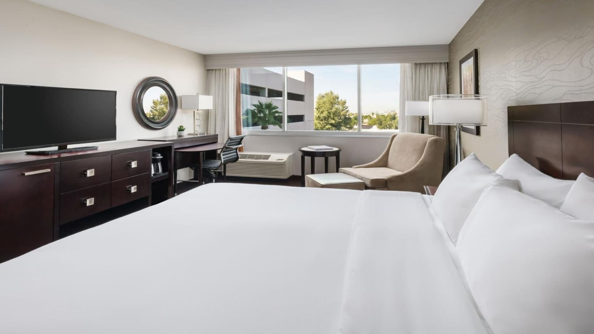 Crowne Plaza Phoenix Airport - PHX by IHG gallery photo in Phoenix, AZ — image 11