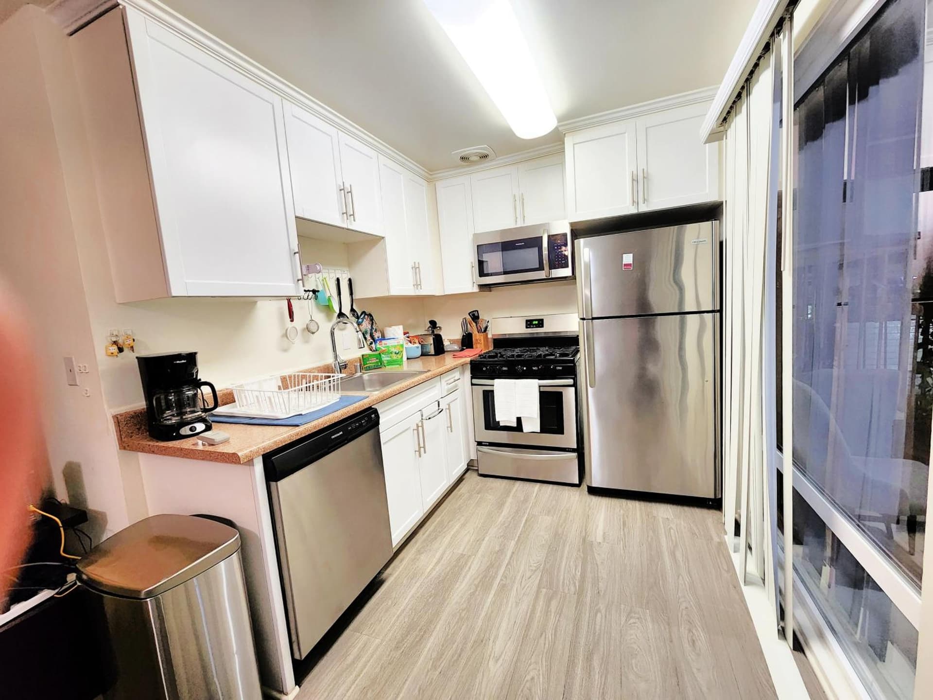 Hollywood Homes Free parking close to all things LA property views in Los Angeles, CA — gallery photo 3