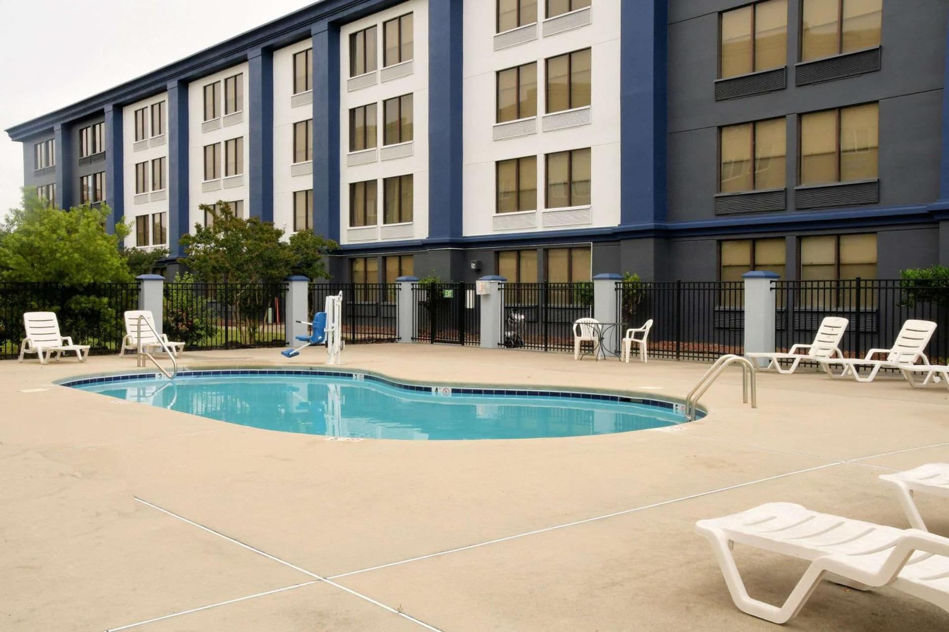 Clarion Pointe Jacksonville near Camp Lejeune gallery photo in Jacksonville, NC — image 20