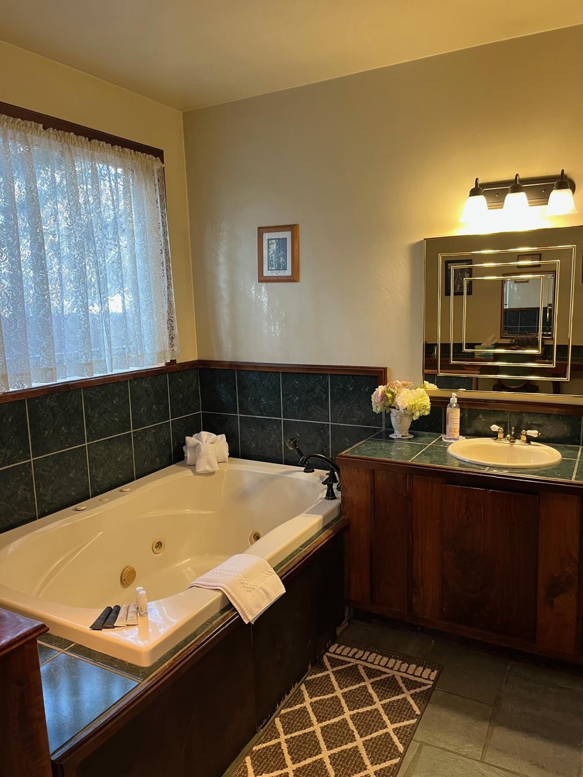 The Lindsay Lodge gallery photo in Applegate — image 41