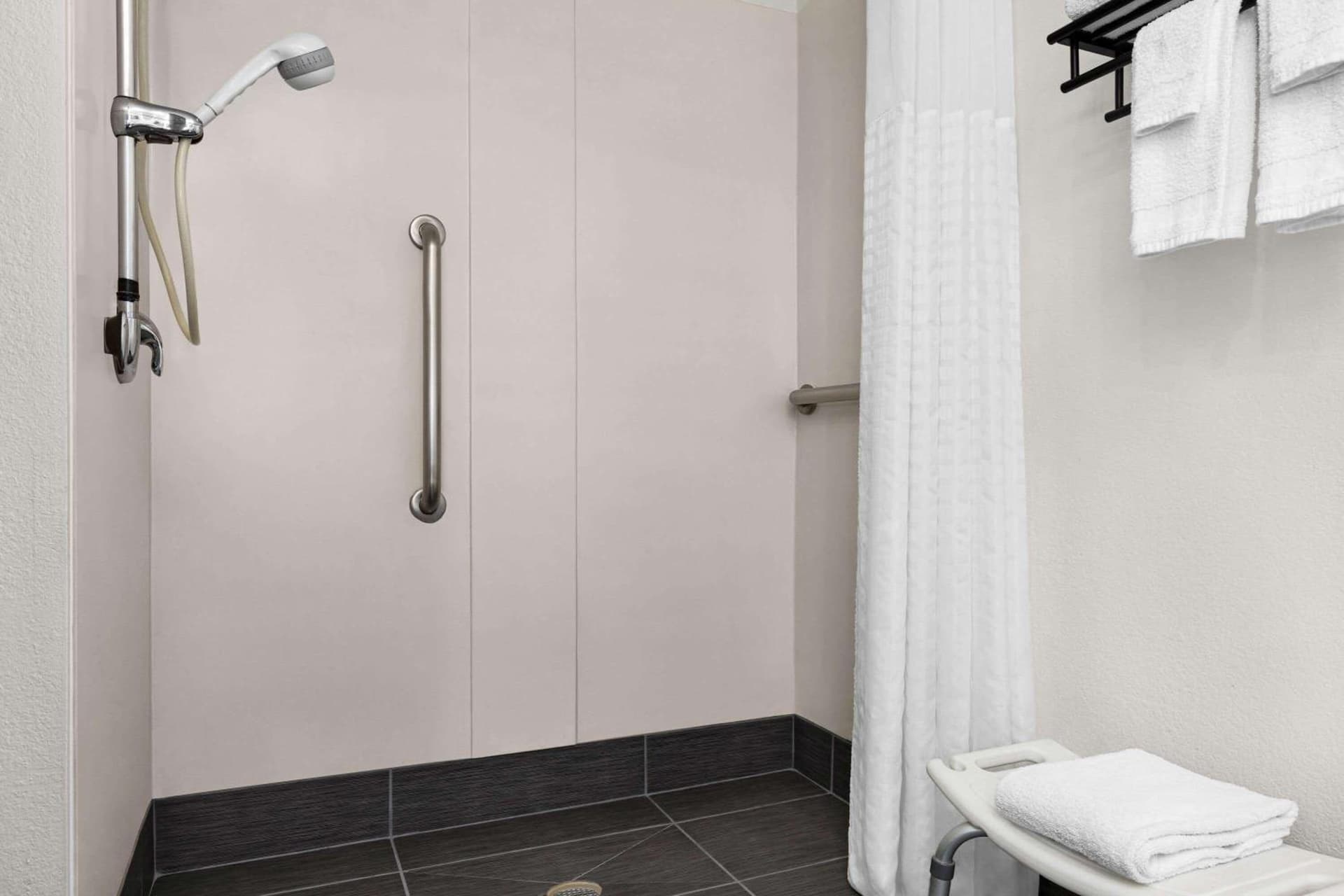 La Quinta Inn & Suites by Wyndham Cleveland Airport West gallery photo in North Olmsted, OH — image 13
