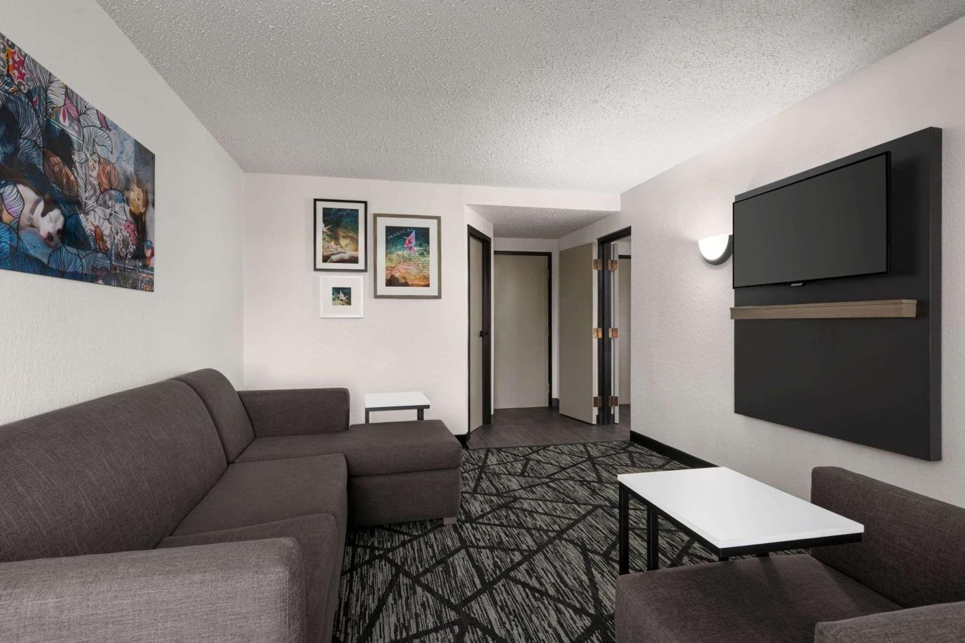 La Quinta Inn & Suites by Wyndham Cleveland Airport West gallery photo in North Olmsted, OH — image 19