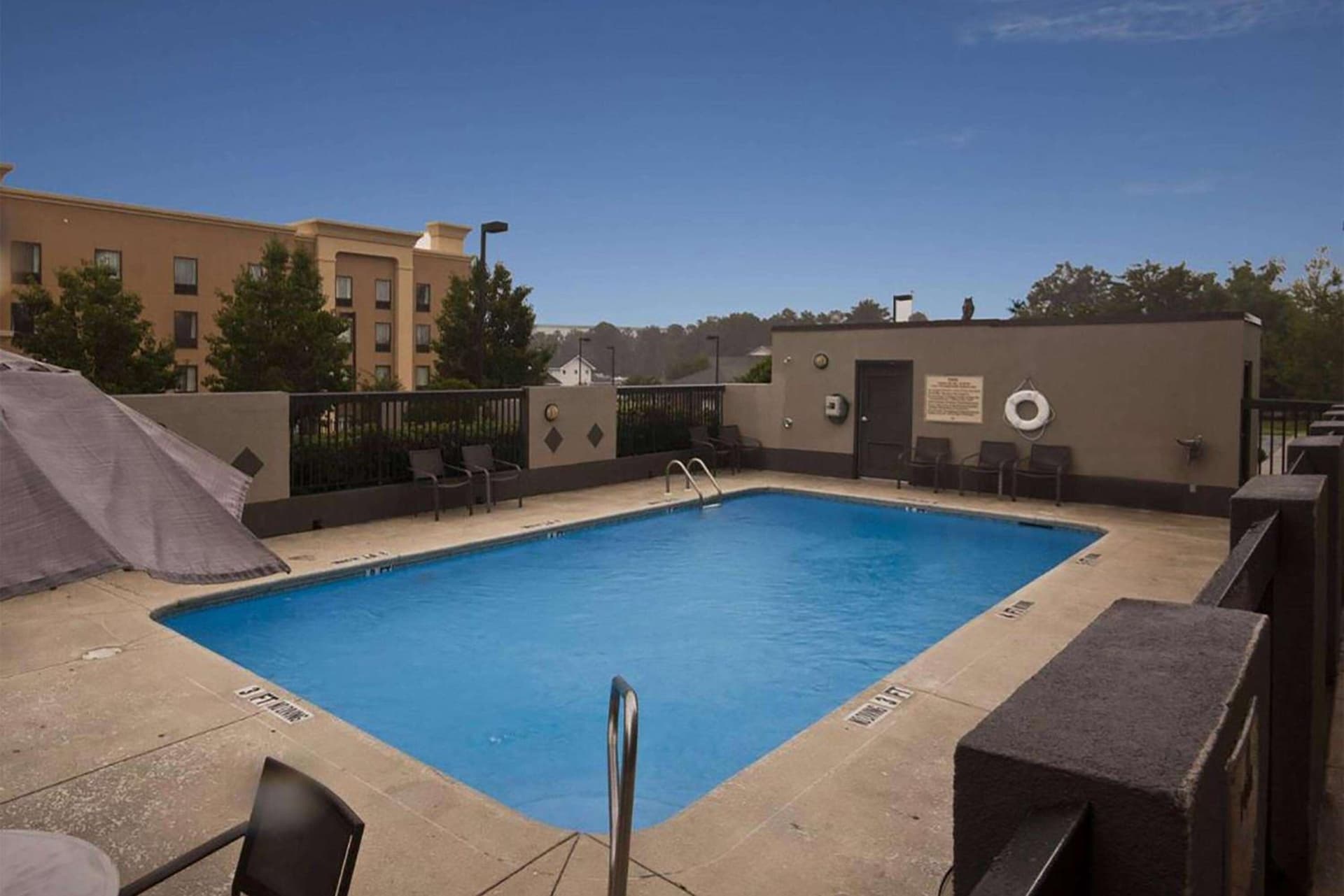 Days Inn by Wyndham Laurel MS interior in Laurel, MS — gallery photo 2