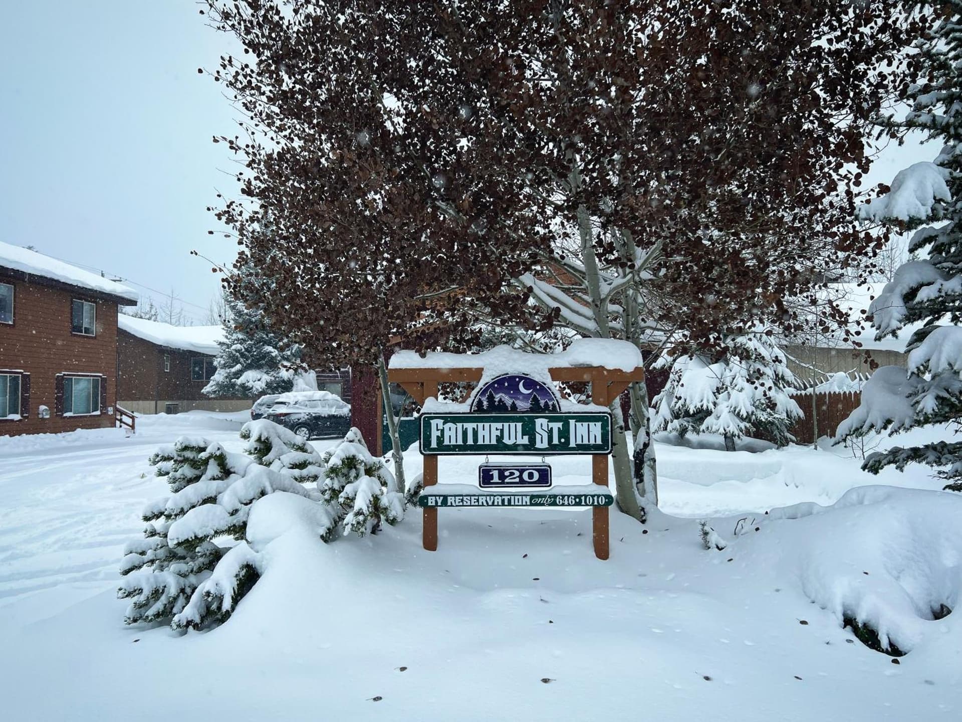 Faithful Street Inn interior in West Yellowstone, MT — gallery photo 2