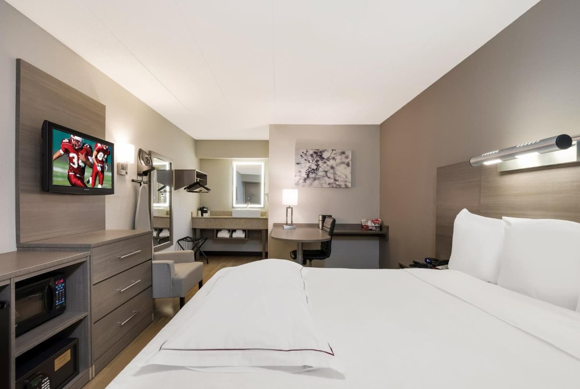Red Roof Inn PLUS+ Chicago - Naperville gallery photo in Naperville, IL — image 6