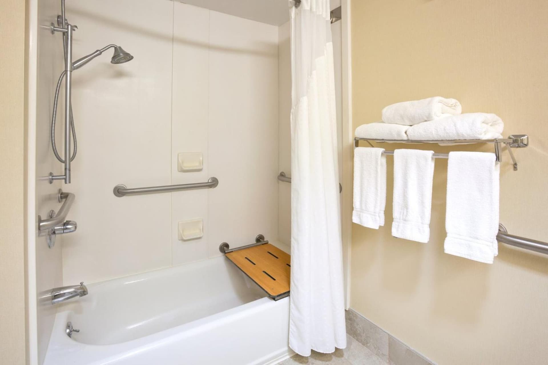 Holiday Inn Express Cedar Rapids - Collins Road by IHG gallery photo in Cedar Rapids, IA — image 21