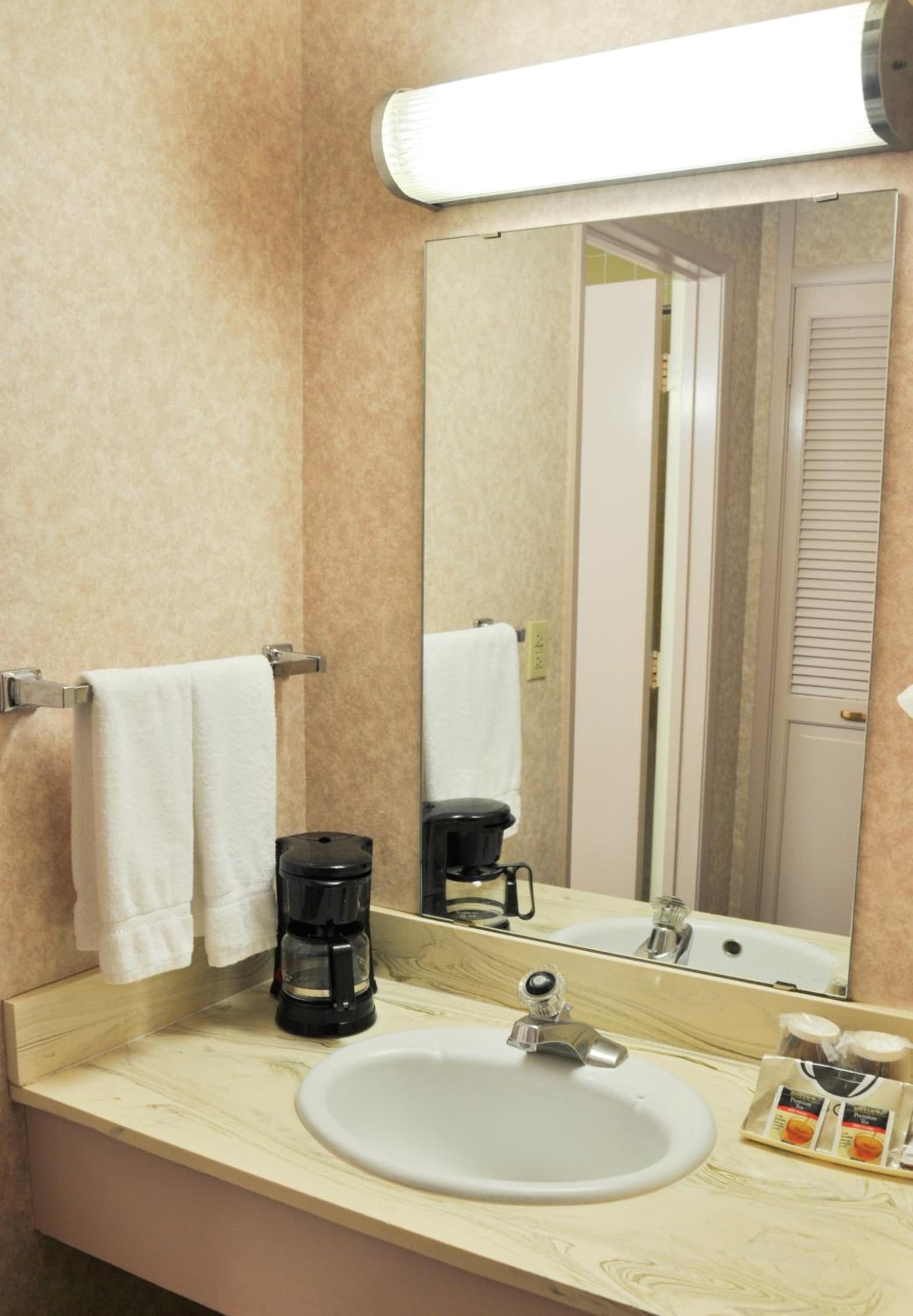 Piccadilly Inn Airport interior in Fresno, CA — gallery photo 2