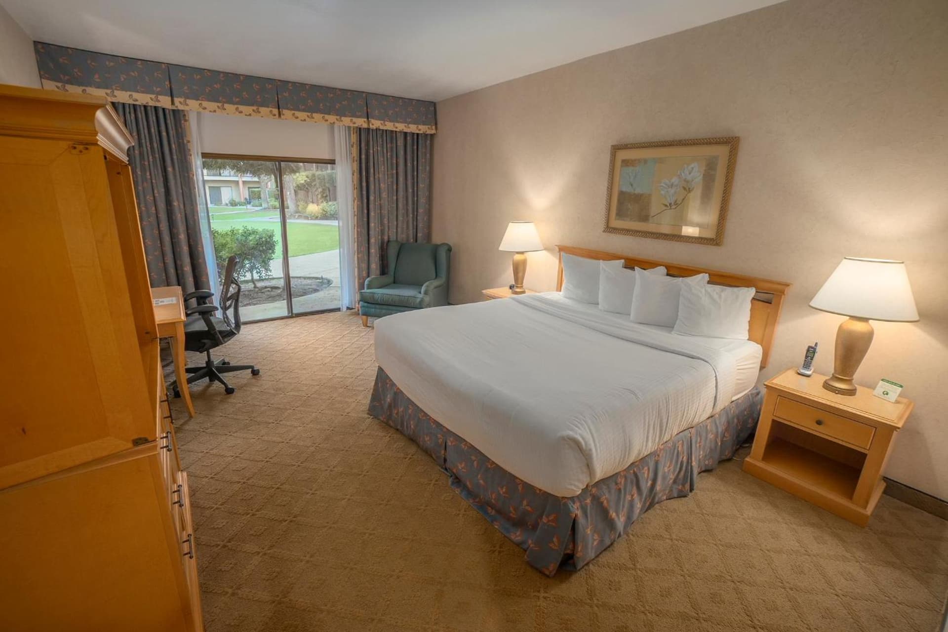 Piccadilly Inn Airport interior in Fresno, CA — gallery photo 2