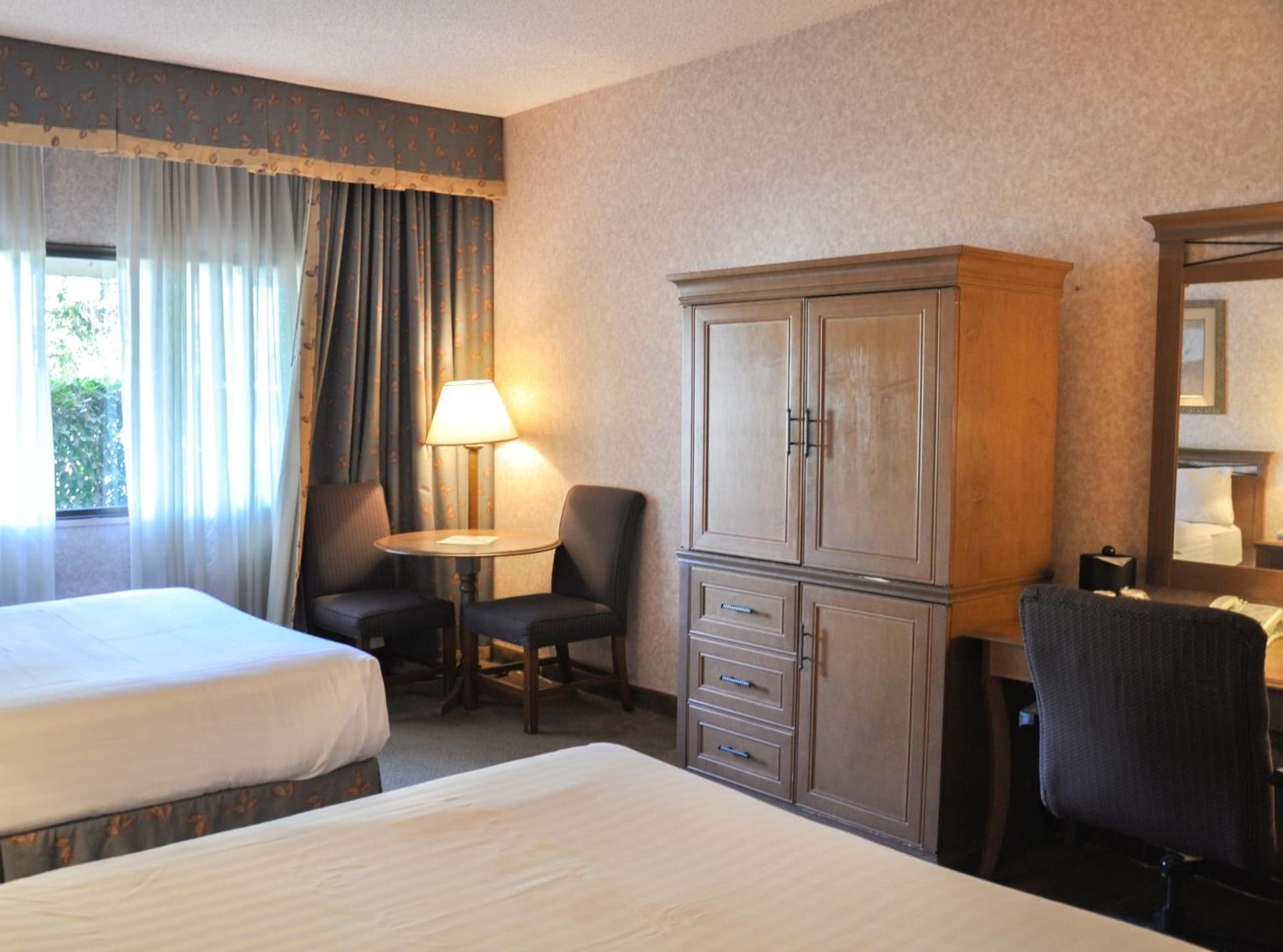 Piccadilly Inn Airport property views in Fresno, CA — gallery photo 3