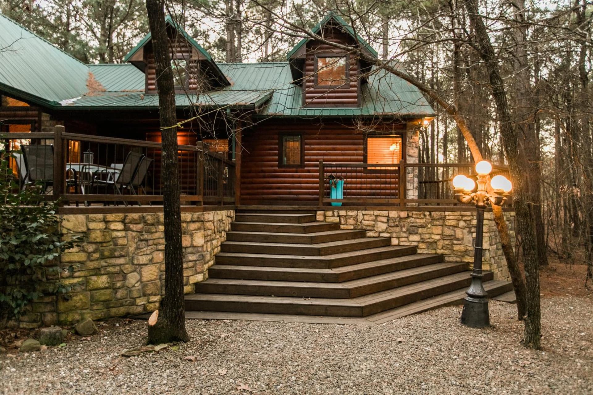 Leaping Lizard Lodge 4 bdrm 3 and a half Bth, Hot tub, Fireplaces, Swing Set, Gameroom — hotel in Broken Bow, Oklahoma