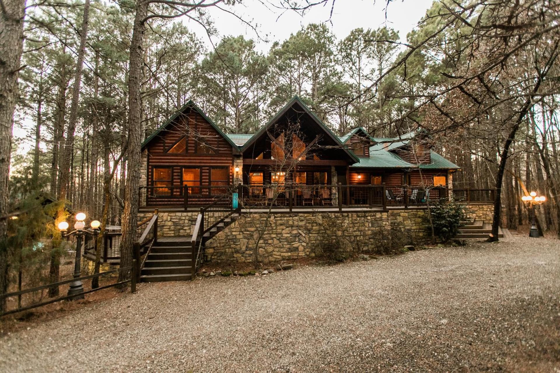 Leaping Lizard Lodge 4 bdrm 3 and a half Bth, Hot tub, Fireplaces, Swing Set, Gameroom property views in Broken Bow, OK — gallery photo 3
