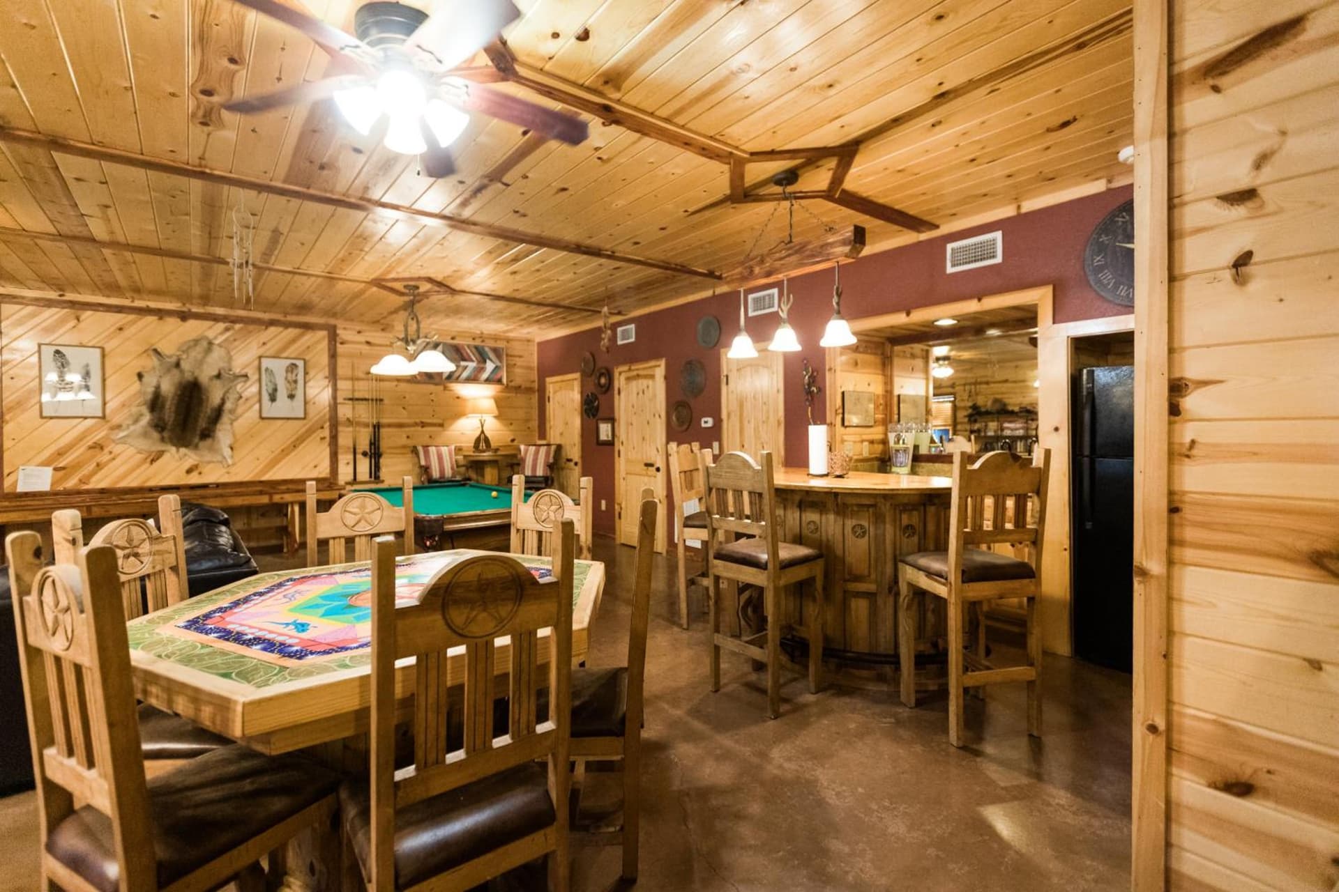 Leaping Lizard Lodge 4 bdrm 3 and a half Bth, Hot tub, Fireplaces, Swing Set, Gameroom interior in Broken Bow, OK — gallery photo 2