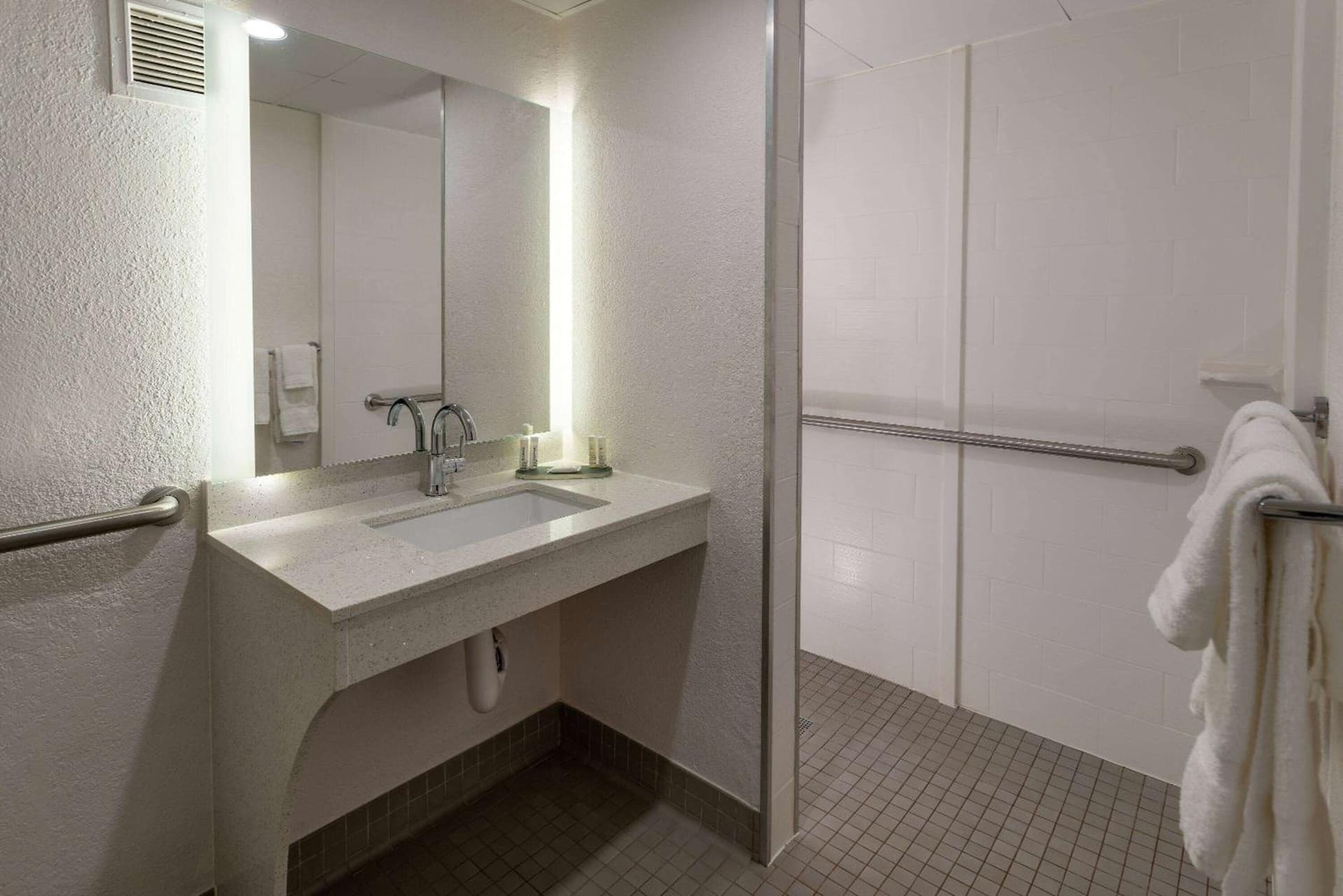 Baymont by Wyndham White Plains - Elmsford gallery photo in Elmsford, NY — image 5