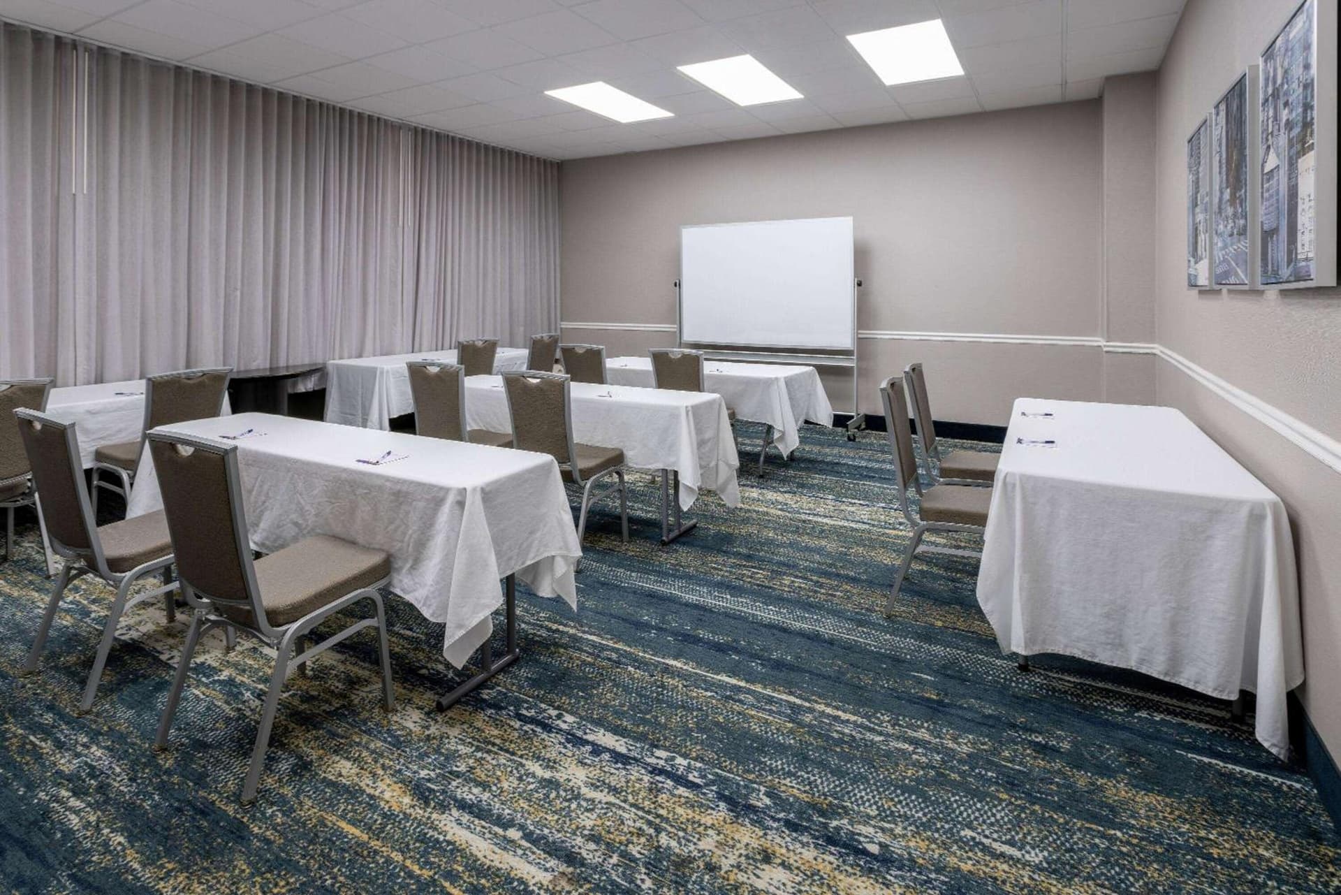 Baymont by Wyndham White Plains - Elmsford interior in Elmsford, NY — gallery photo 2