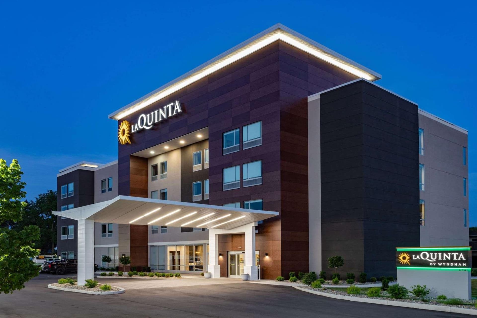 LaQuinta Suites by Wyndham South Bend Notre Dame Area interior in South Bend, IN — gallery photo 2
