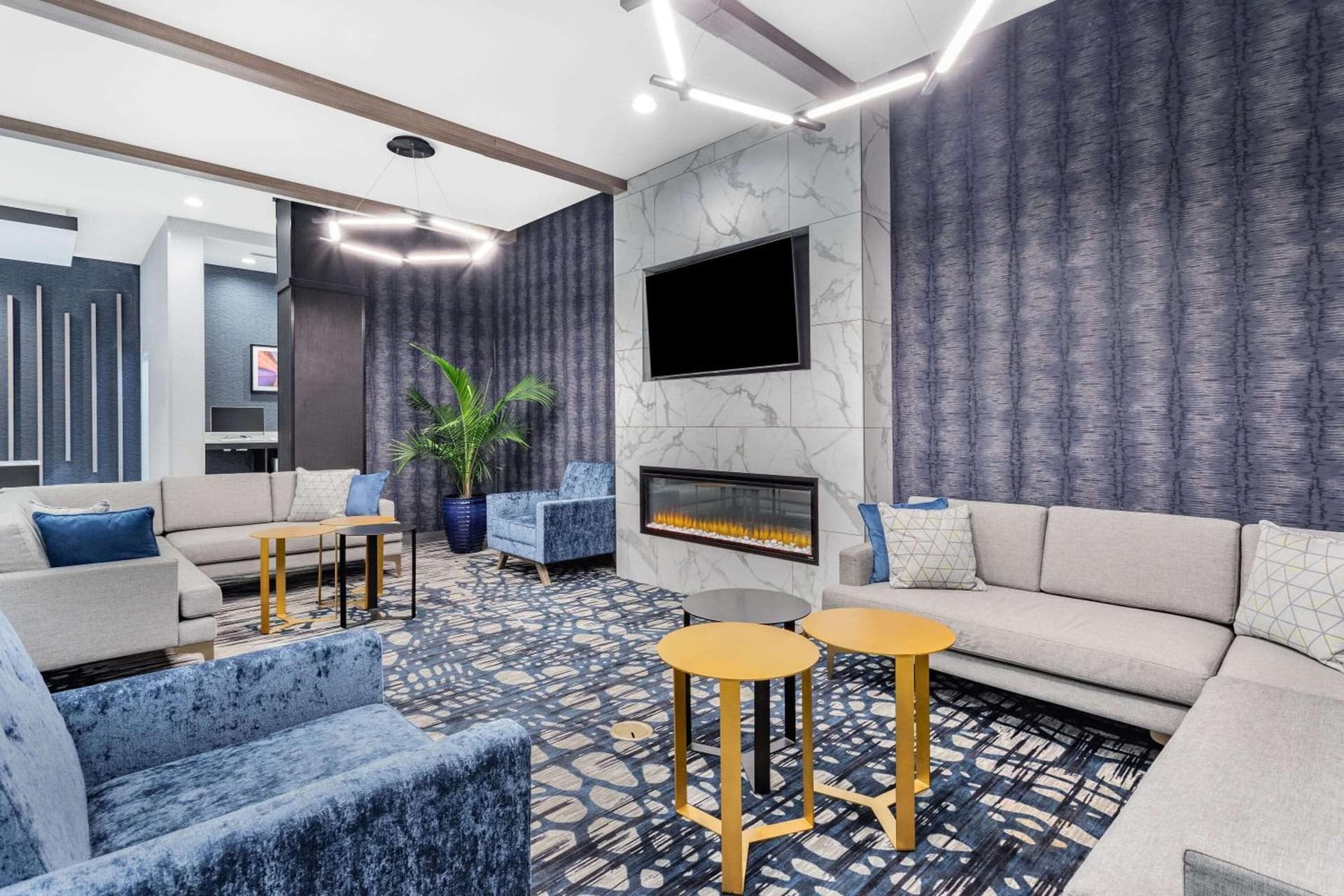 LaQuinta Suites by Wyndham South Bend Notre Dame Area gallery photo in South Bend, IN — image 24