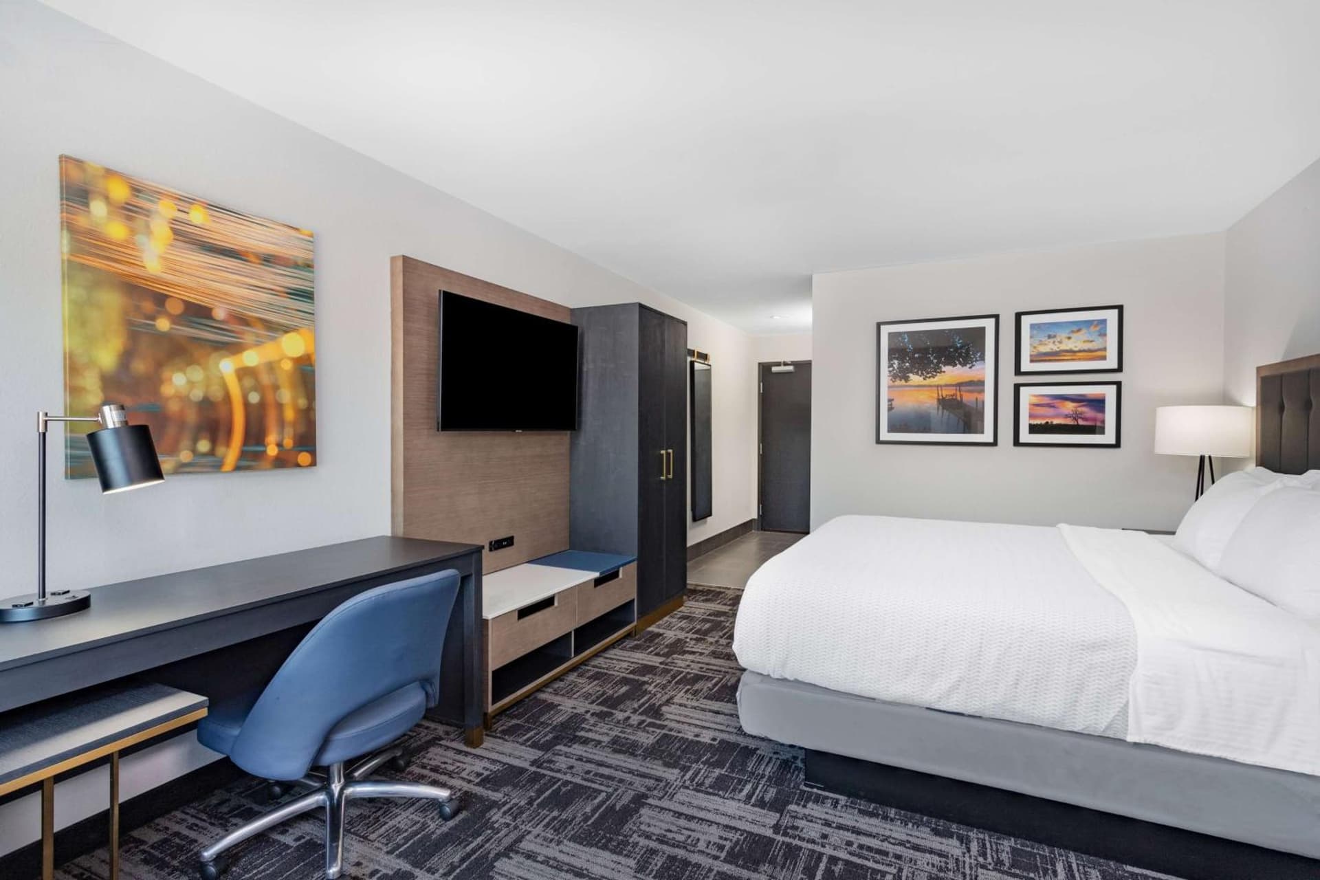 LaQuinta Suites by Wyndham South Bend Notre Dame Area gallery photo in South Bend, IN — image 35