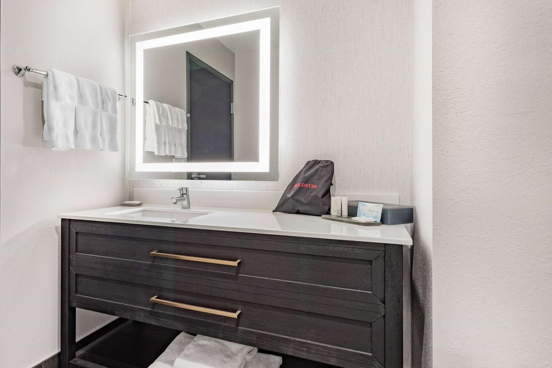 LaQuinta Suites by Wyndham South Bend Notre Dame Area gallery photo in South Bend, IN — image 38