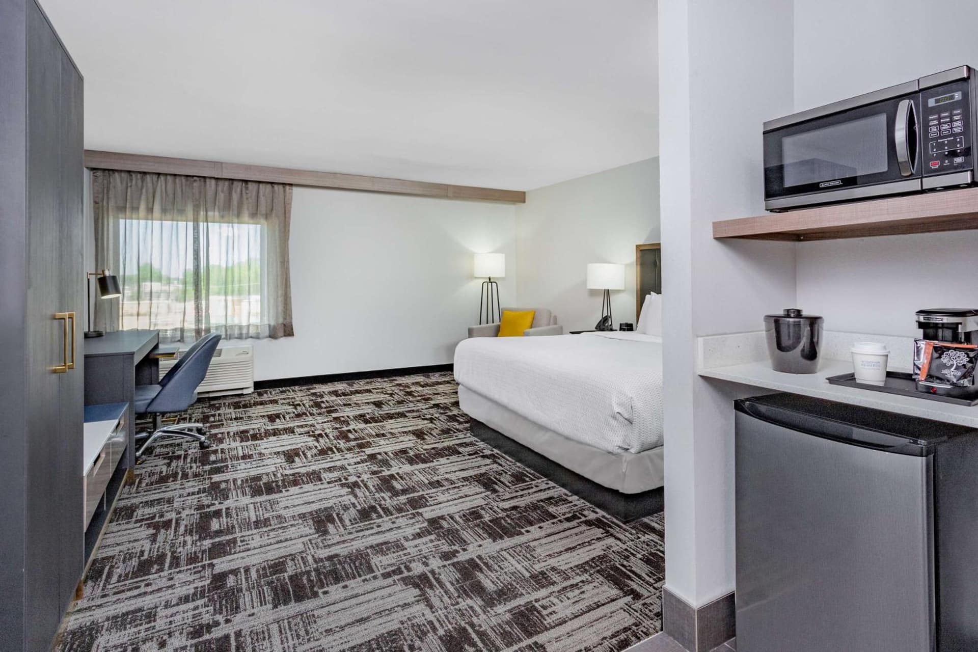 LaQuinta Suites by Wyndham South Bend Notre Dame Area gallery photo in South Bend, IN — image 28