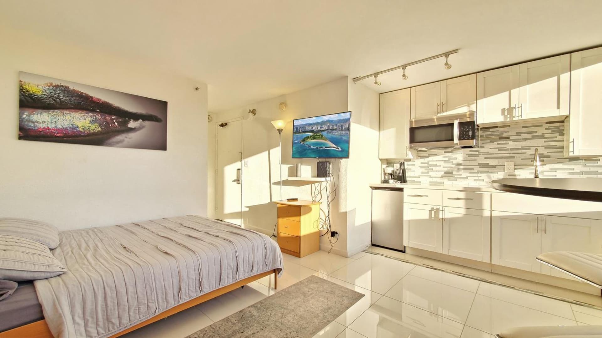Waikiki beach cozy studio no resort fee property views in Honolulu, HI — gallery photo 3