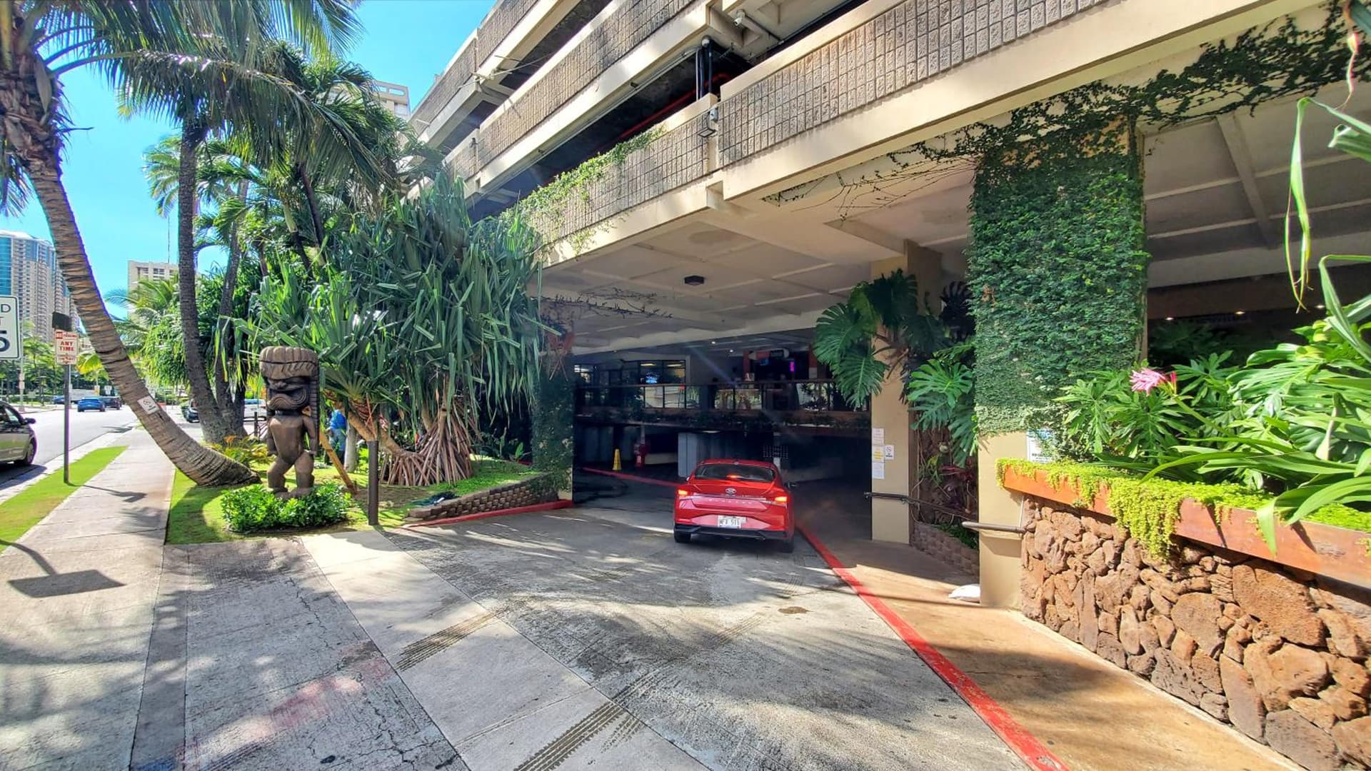 Waikiki beach cozy studio no resort fee interior in Honolulu, HI — gallery photo 2