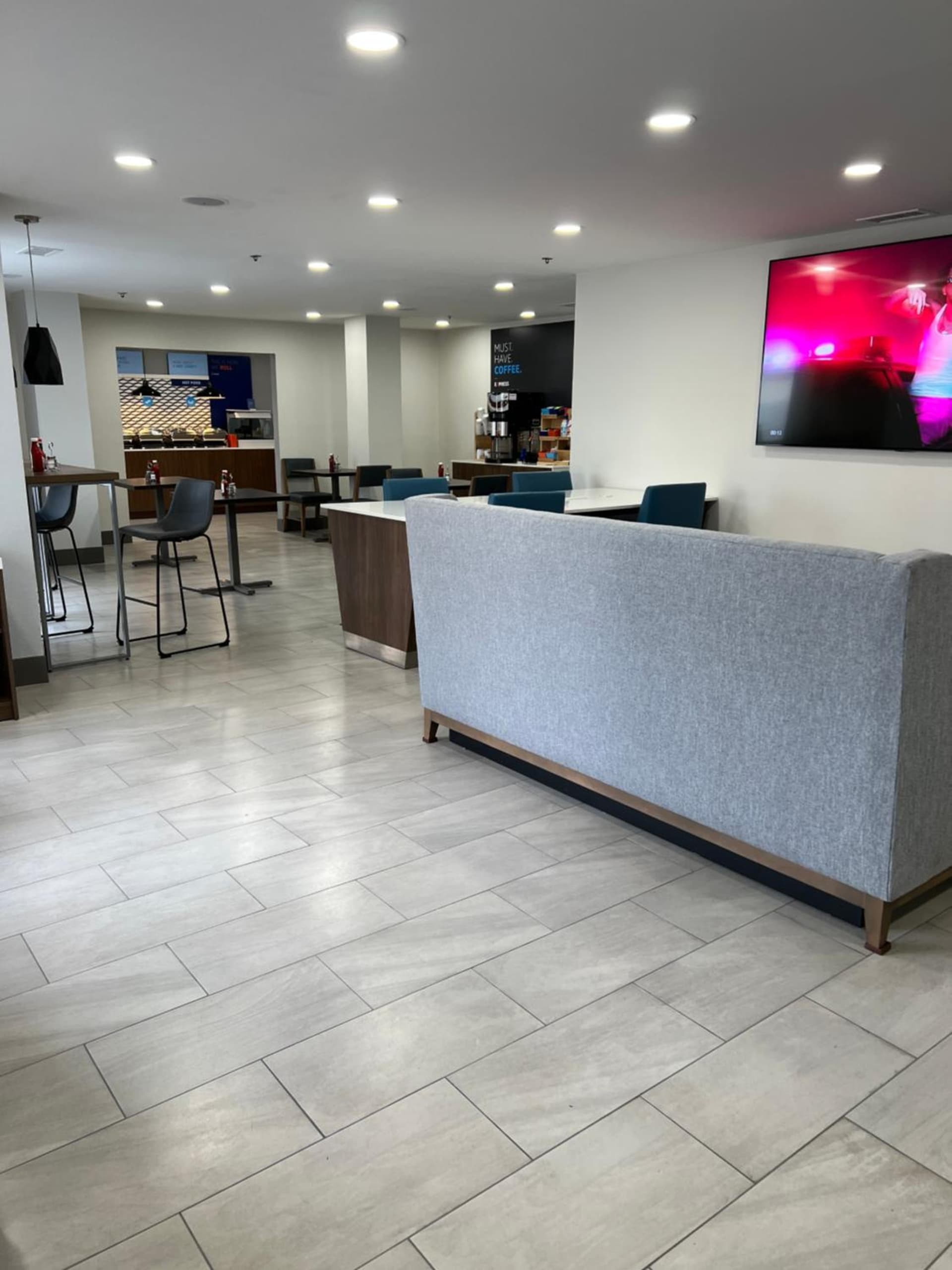 Holiday Inn Express & Suites Phoenix - Mesa West by IHG interior in Mesa, AZ — gallery photo 2