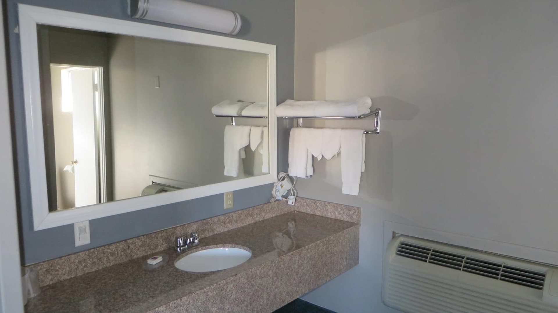 HOTEL SALINA gallery photo in Beaumont, CA — image 12
