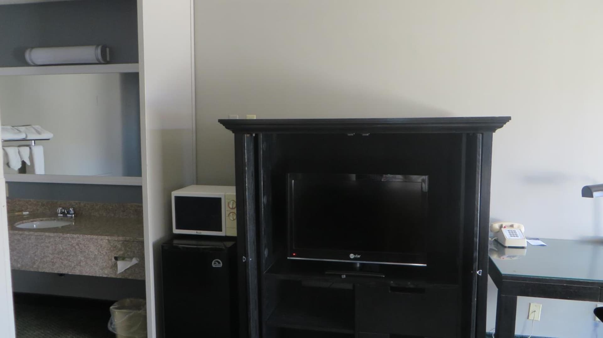 HOTEL SALINA interior in Beaumont, CA — gallery photo 2
