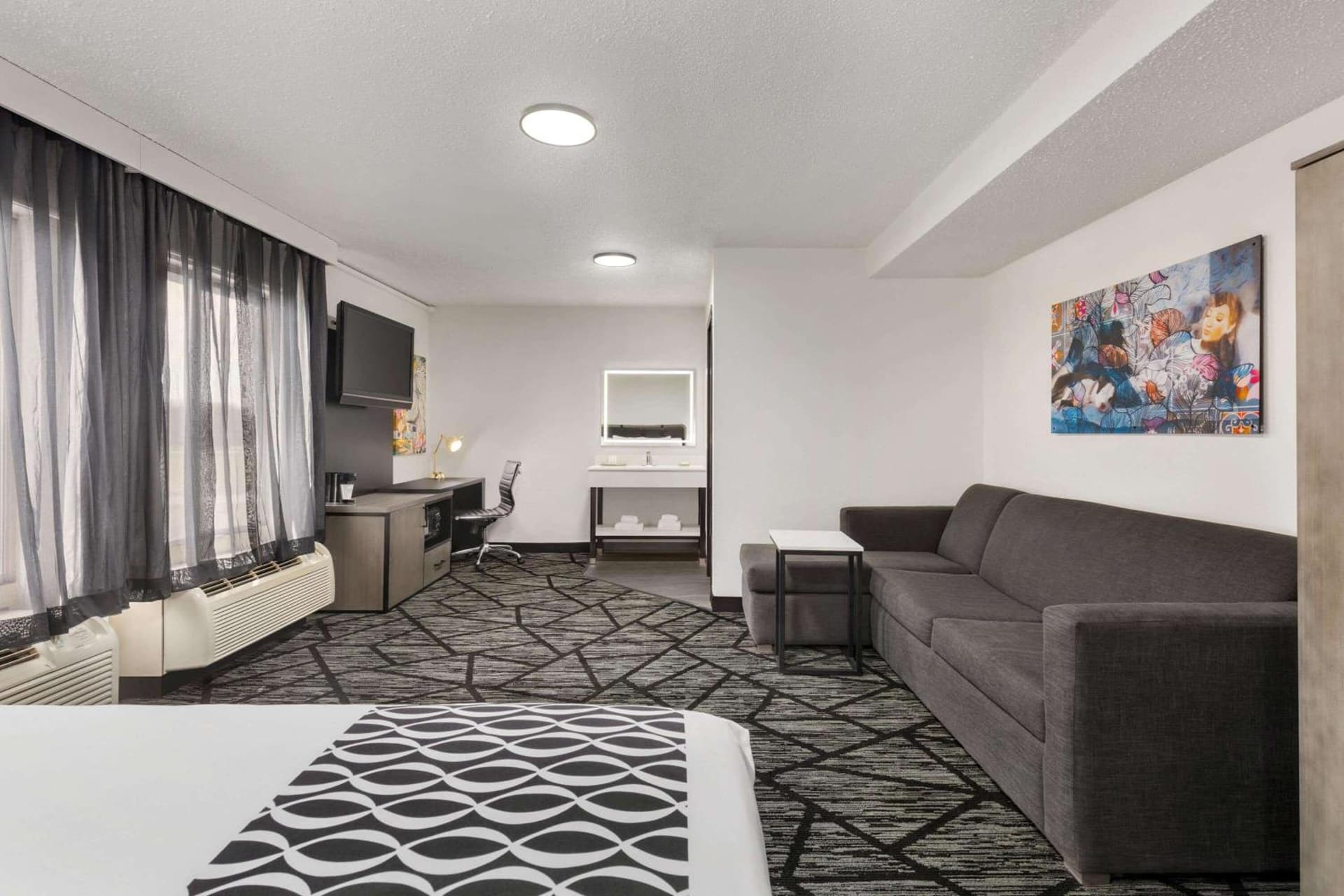 La Quinta Inn & Suites by Wyndham Cleveland Airport West gallery photo in North Olmsted, OH — image 51