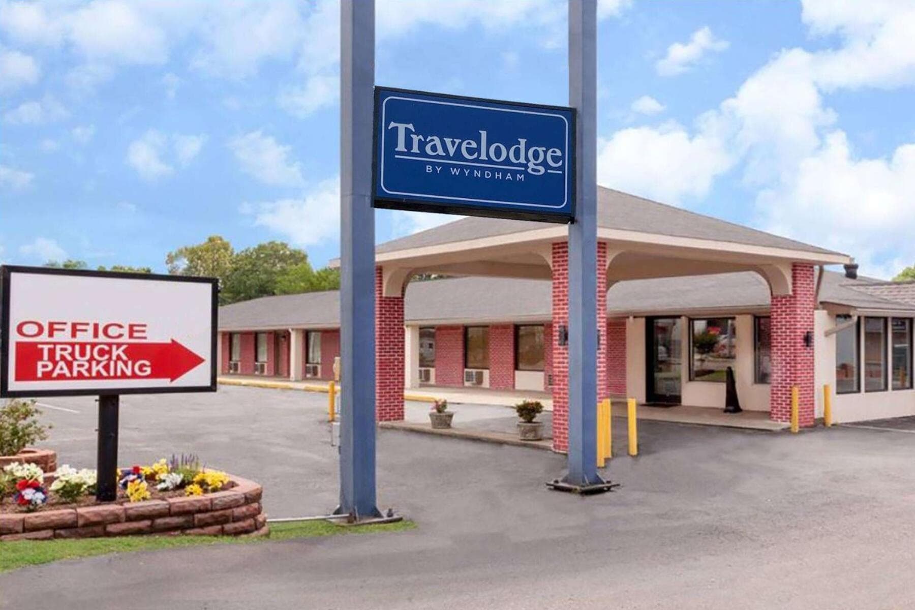 Travelodge by Wyndham Jackson I-40 Exit 82 featured exterior or lobby in Jackson, TN — similar hotel
