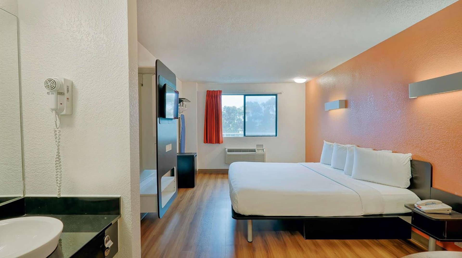 Motel 6-Los Angeles, CA - Los Angeles - LAX property views in Inglewood, CA — gallery photo 3